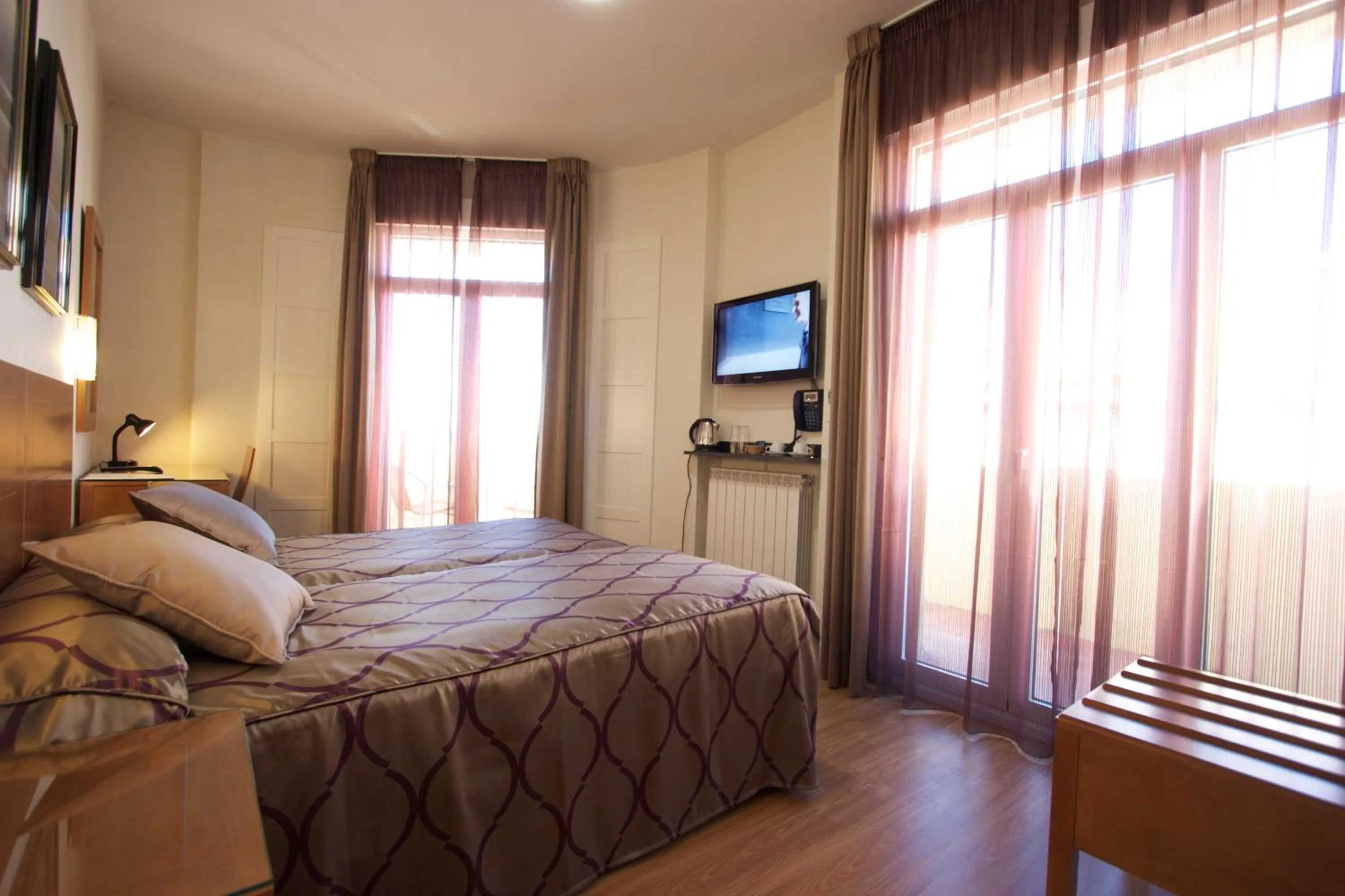 Communal lounge/ TV room, Bed in Rincón de Gran Vía