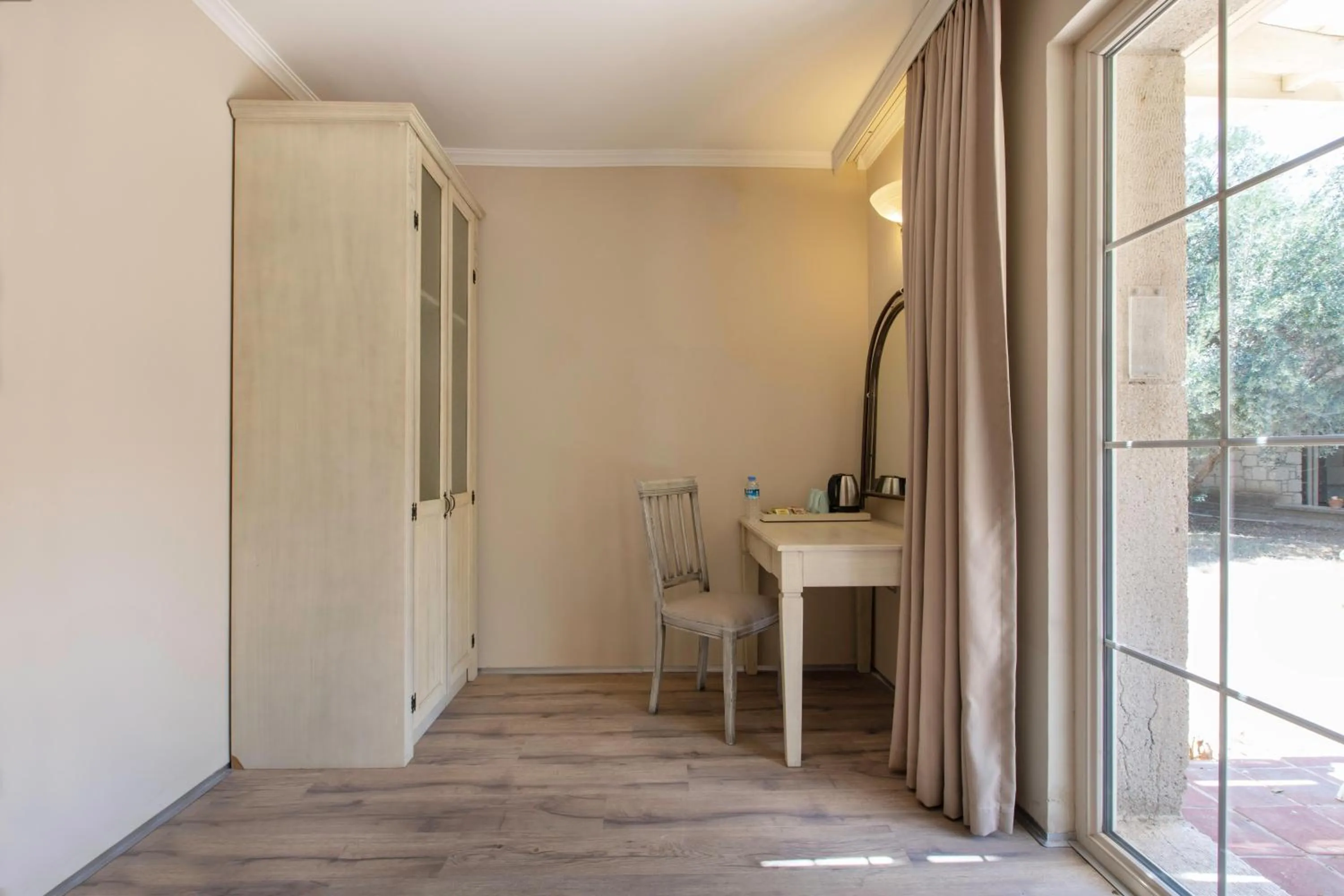 Photo of the whole room, TV/Entertainment Center in Kairaba Alacati Beach Resort