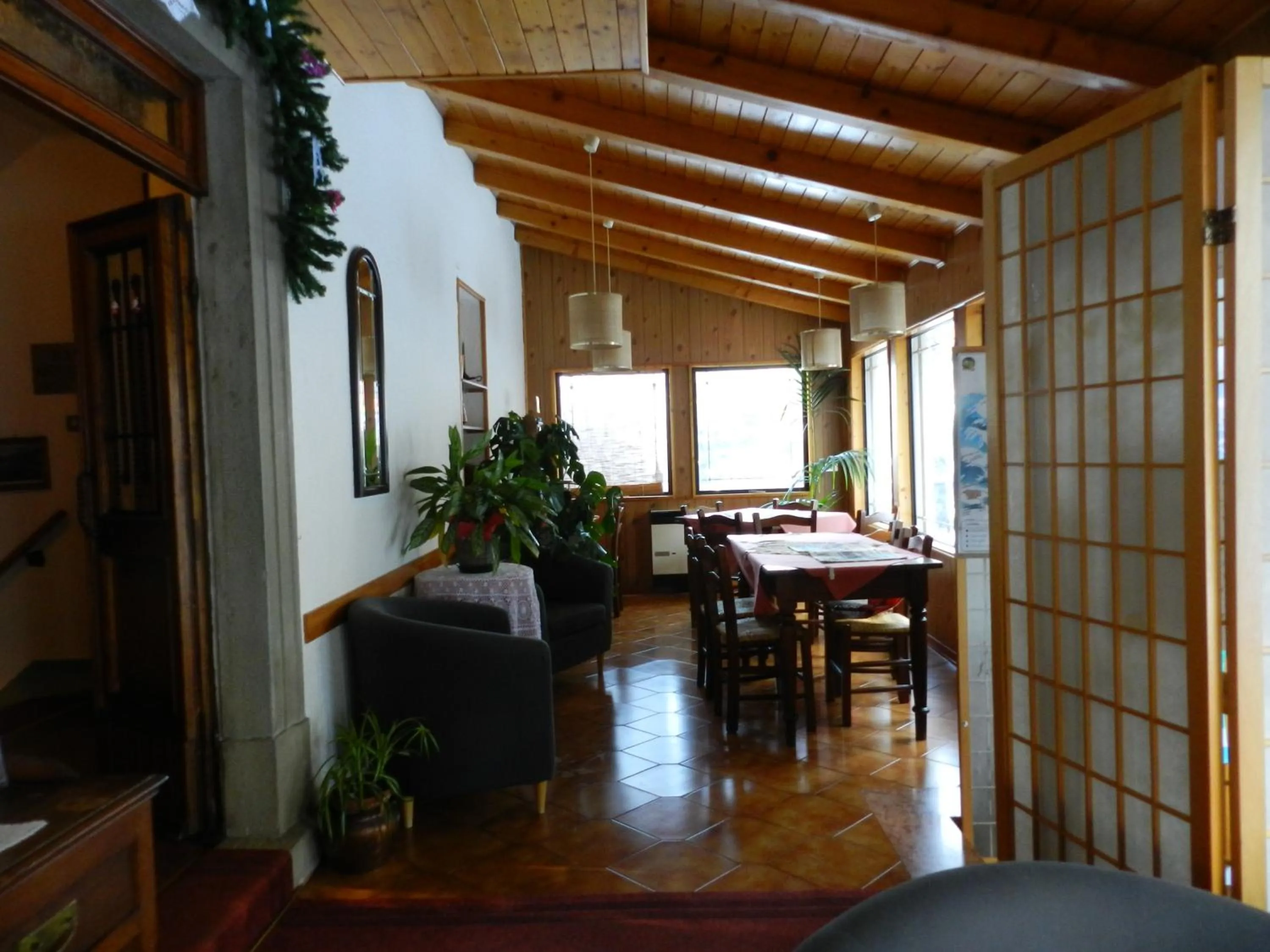 Communal lounge/ TV room in Albergo Ristorante Villa Svizzera