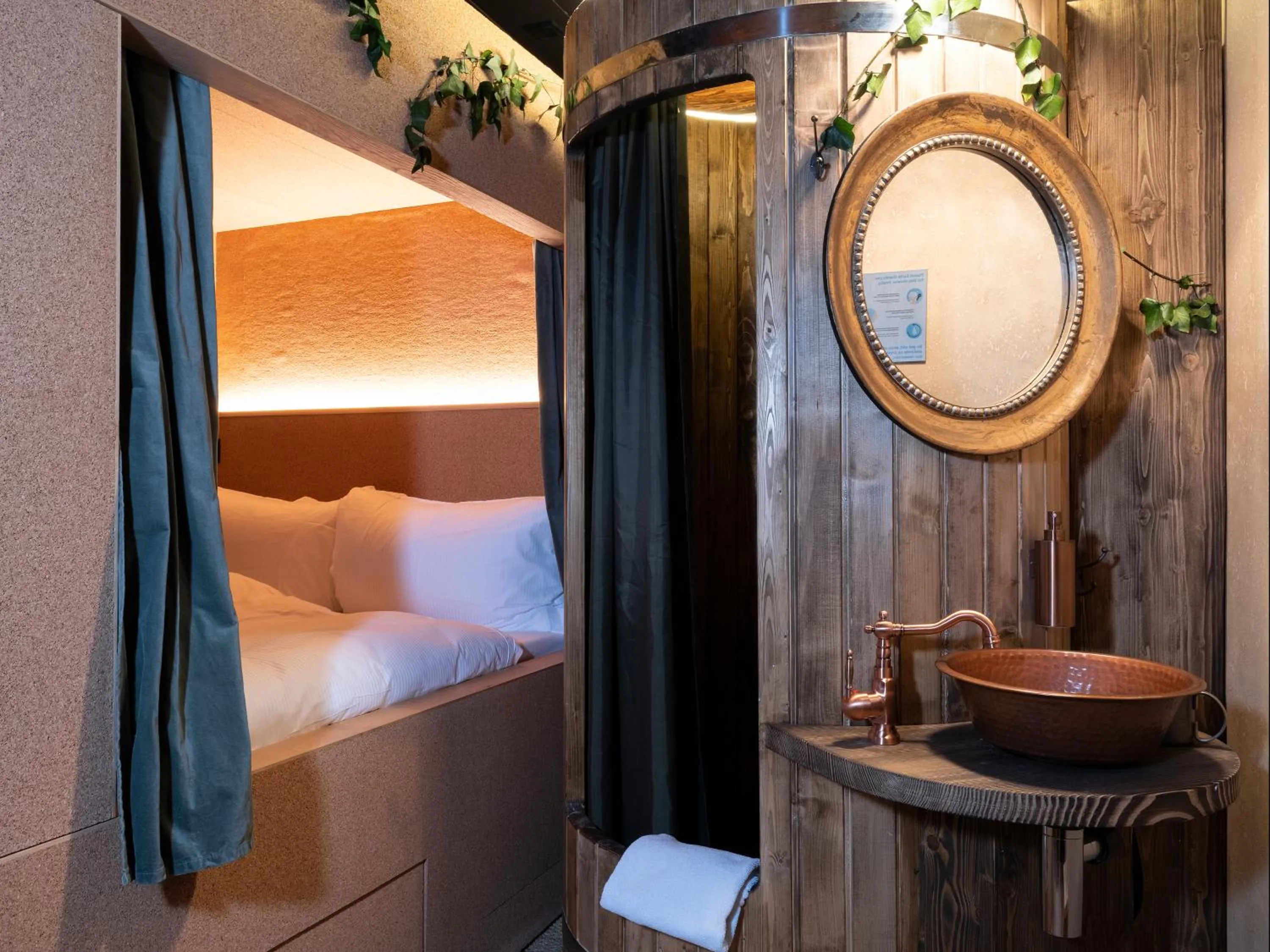 Shower, Bed in Peanut Medieval Lodge