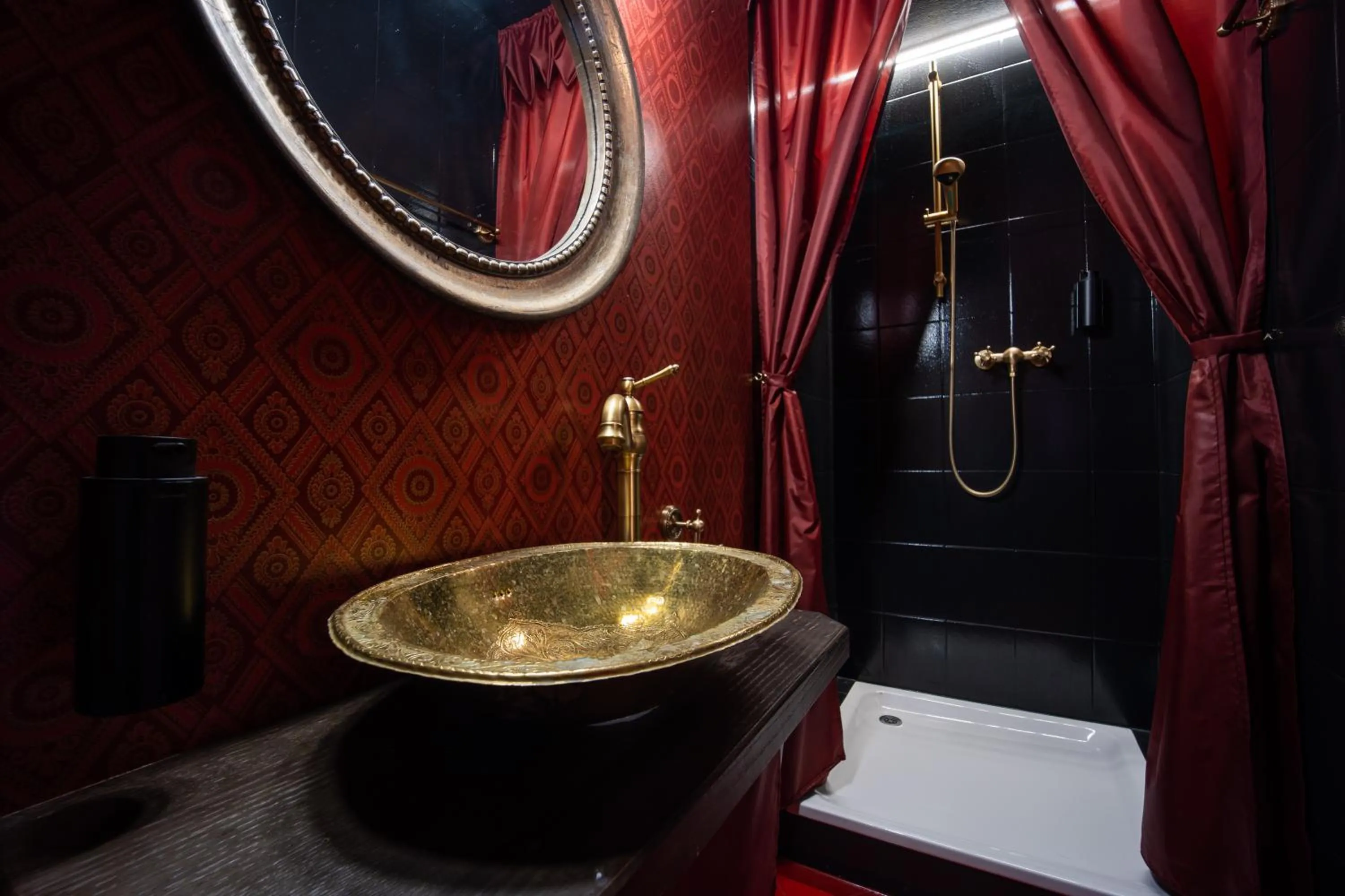 Shower in Peanut Medieval Lodge