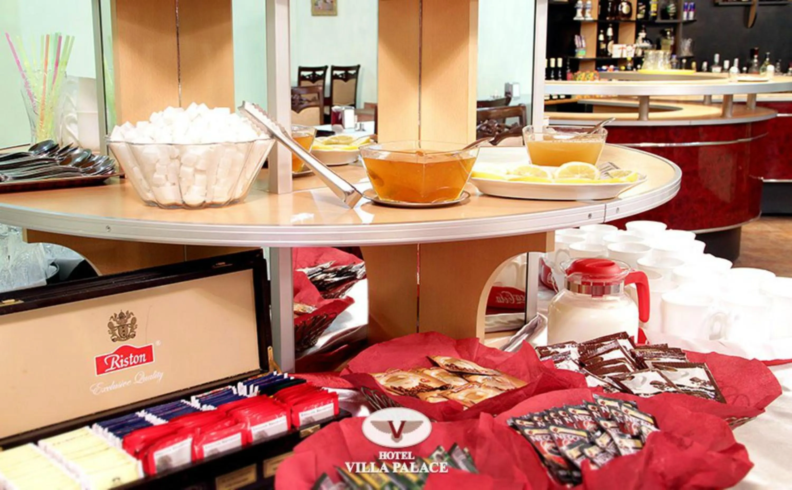 Restaurant/places to eat in Hotel Villa Palace