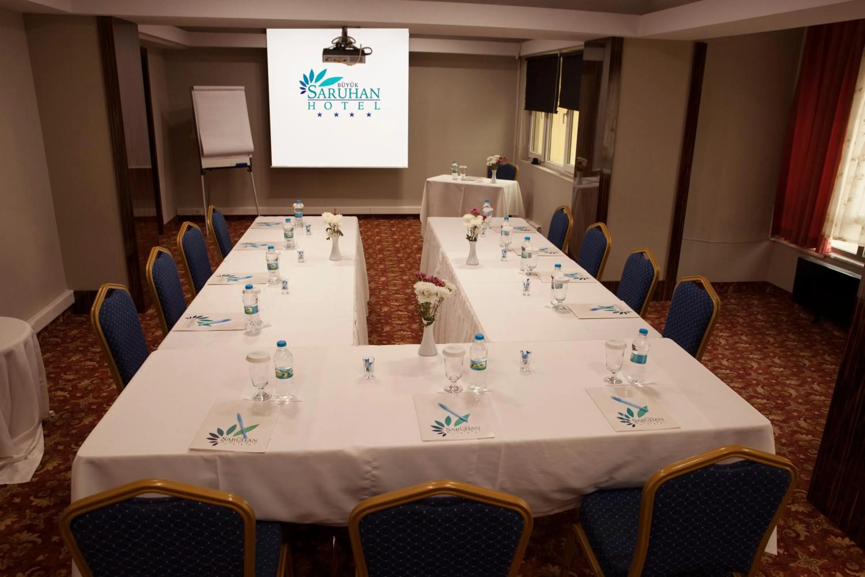 Communal lounge/ TV room in Buyuk Saruhan Hotel