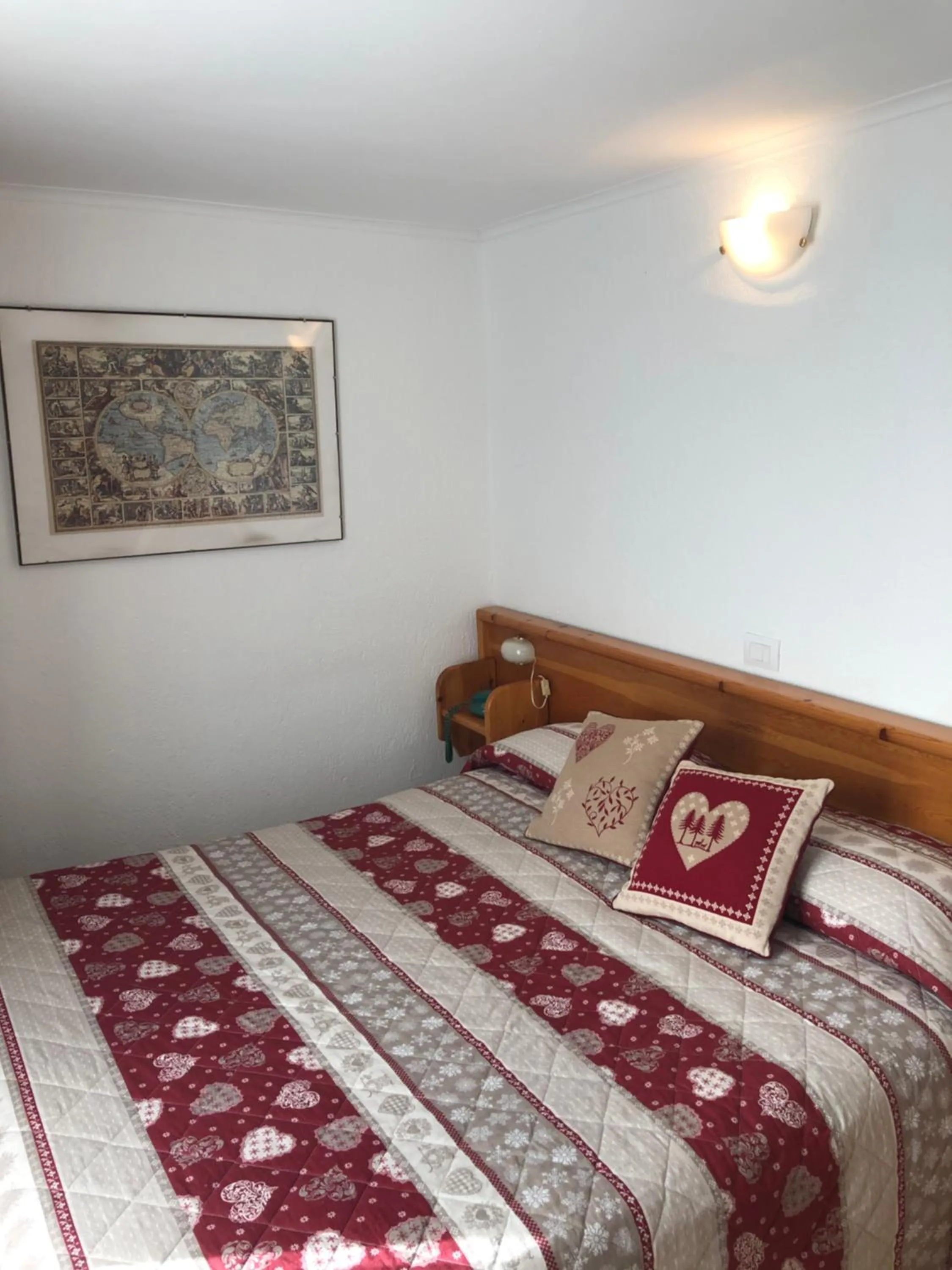 Bedroom, Bed in Hotel Chalet Joli