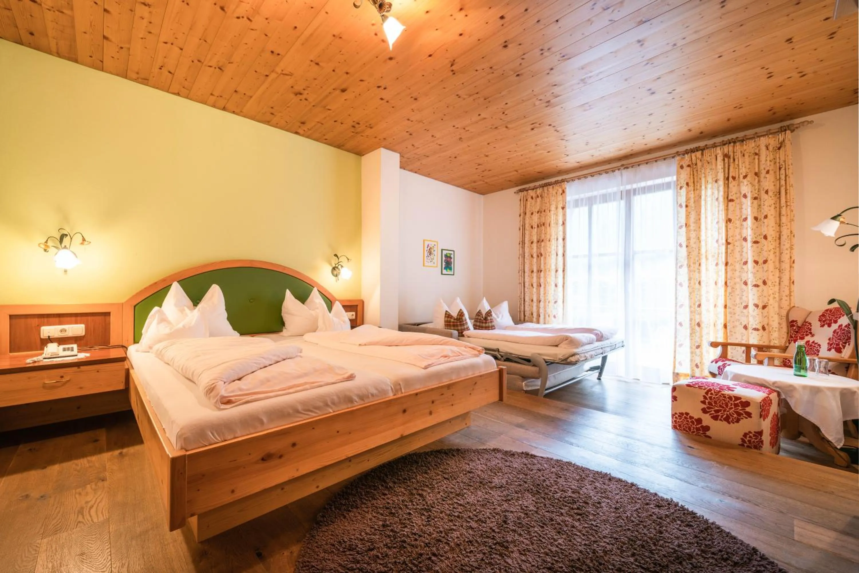 Photo of the whole room, Bed in Hotel Krimmlerfälle