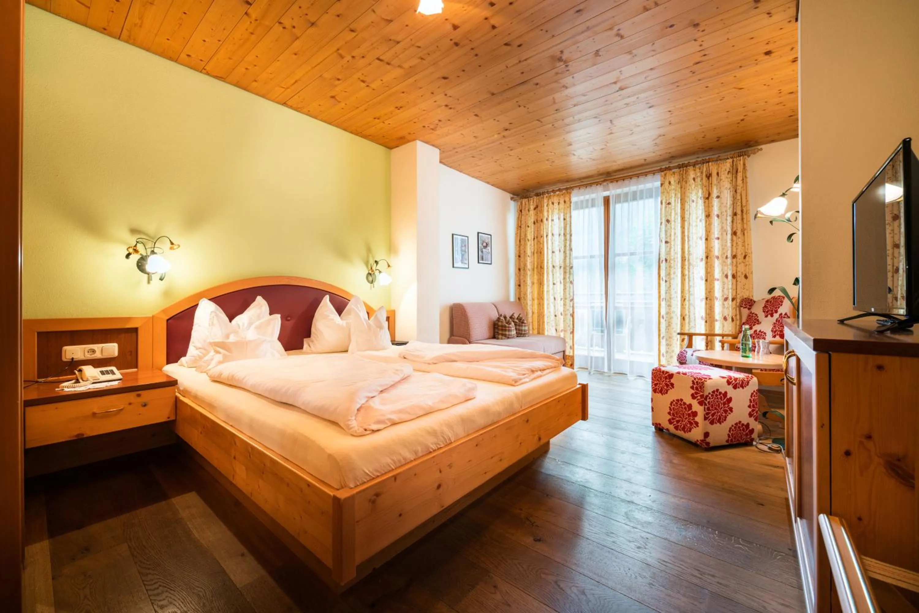 Photo of the whole room, Bed in Hotel Krimmlerfälle