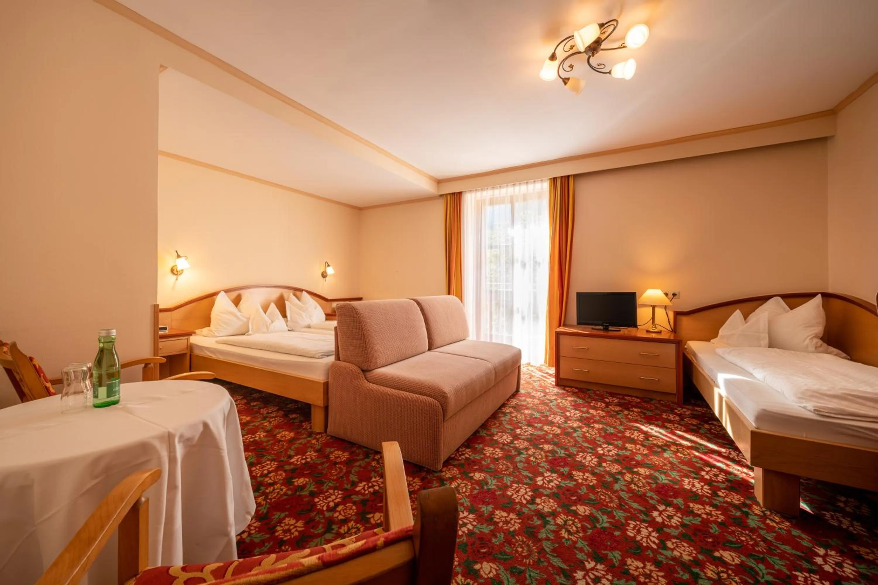 Photo of the whole room, Bed in Hotel Krimmlerfälle