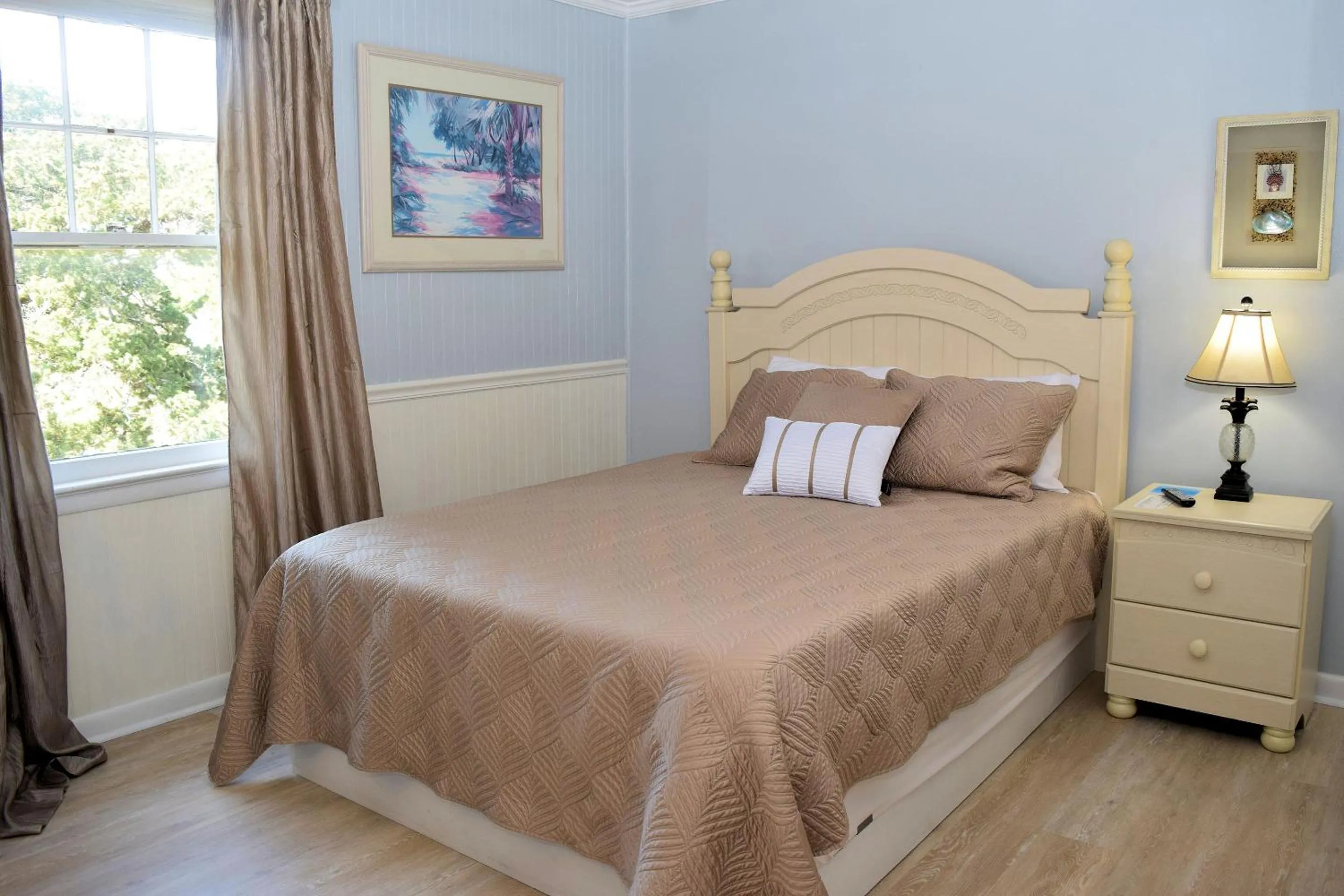 Bed in Blackbeard's Lodge