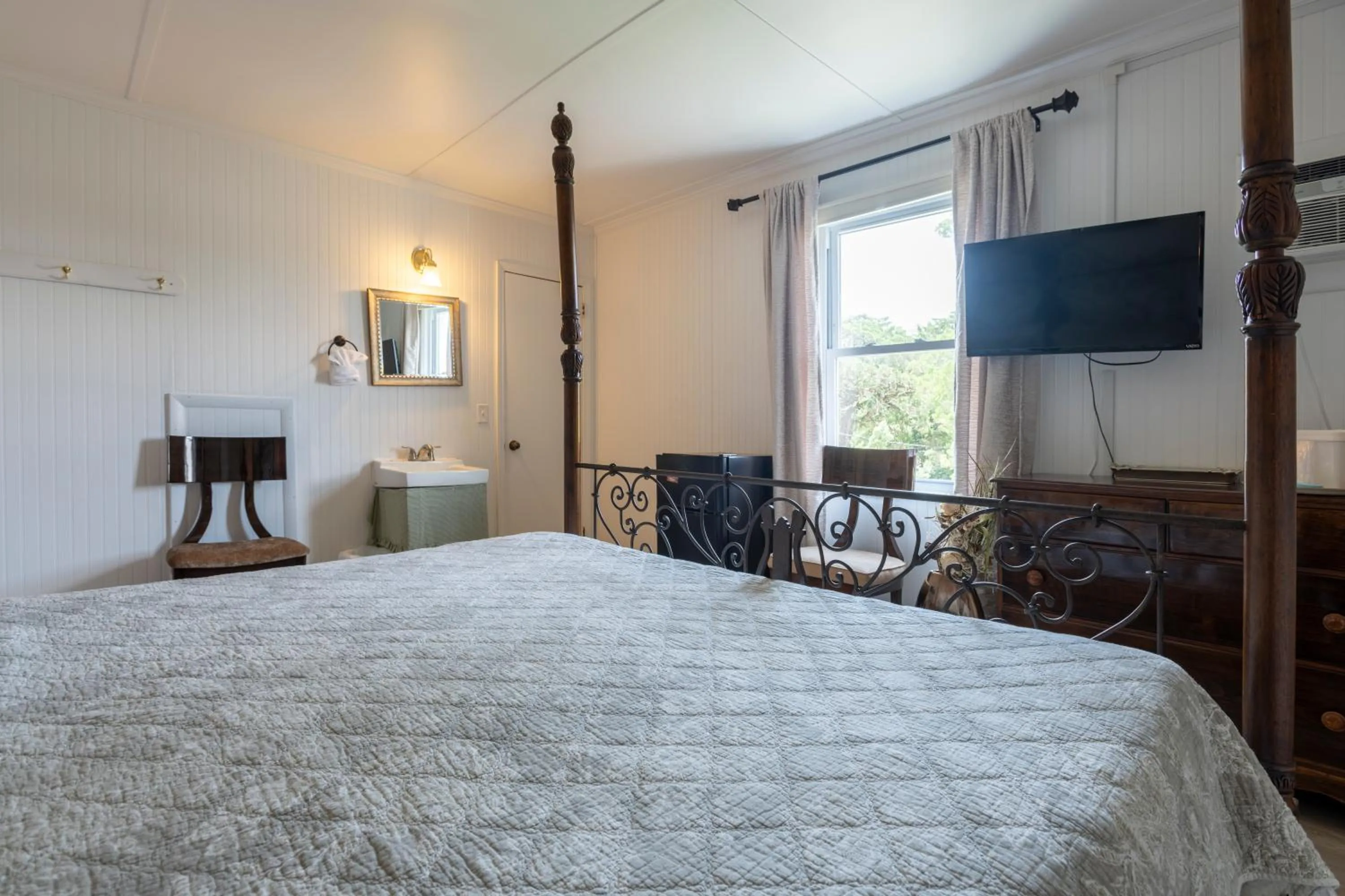 Bed in Blackbeard's Lodge