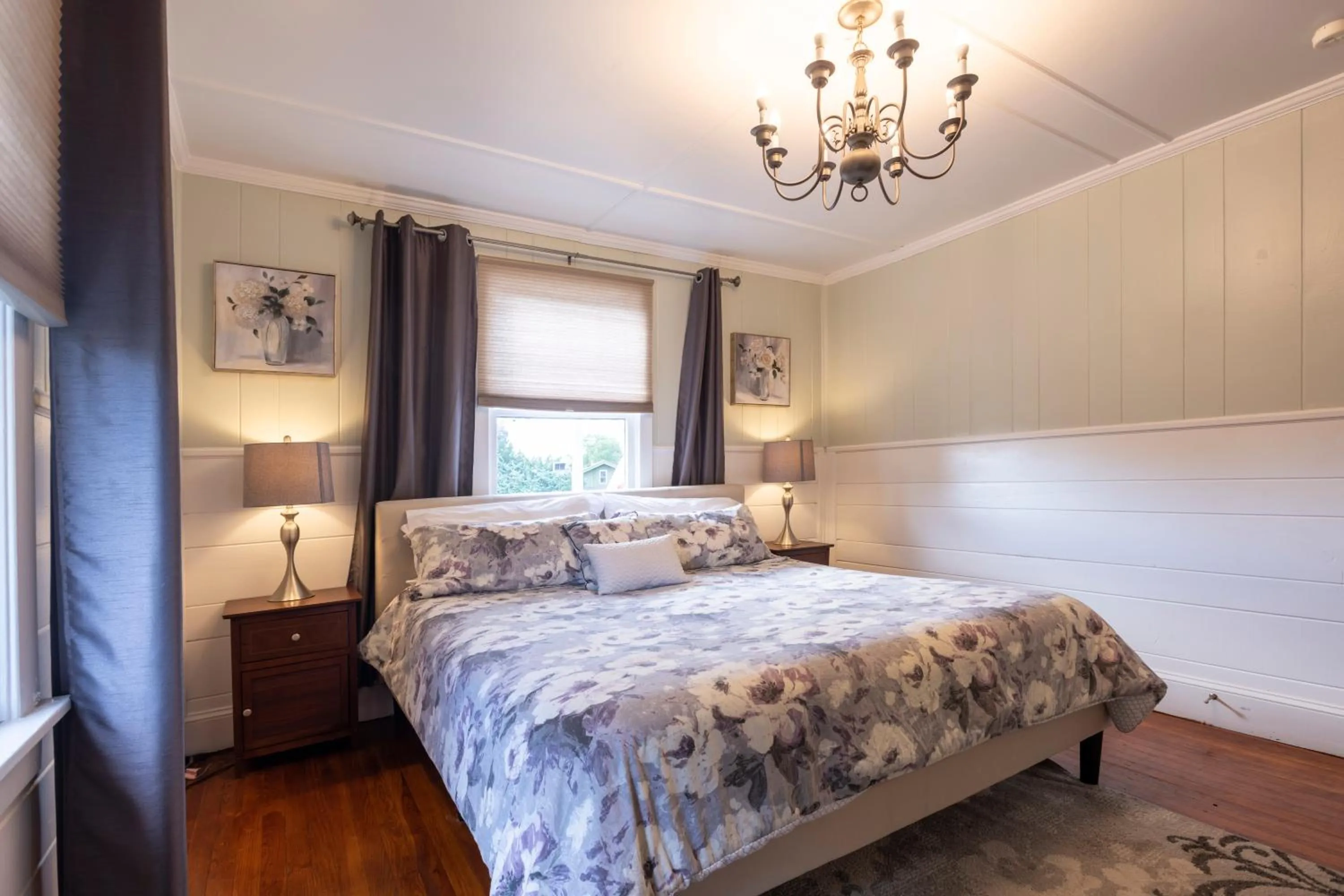 Photo of the whole room, Bed in Blackbeard's Lodge