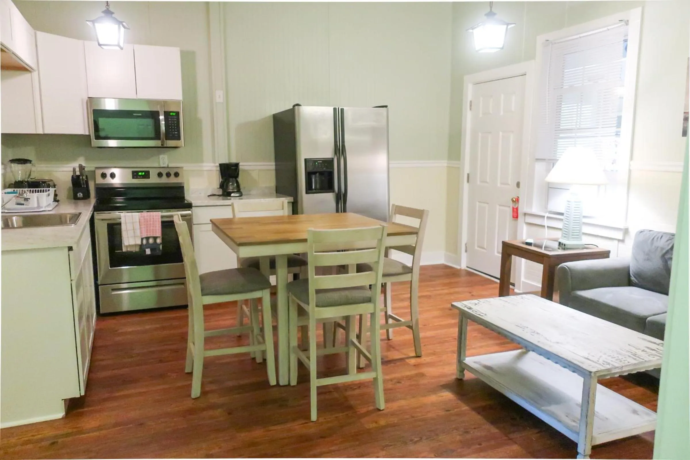 Kitchen or kitchenette in Blackbeard's Lodge