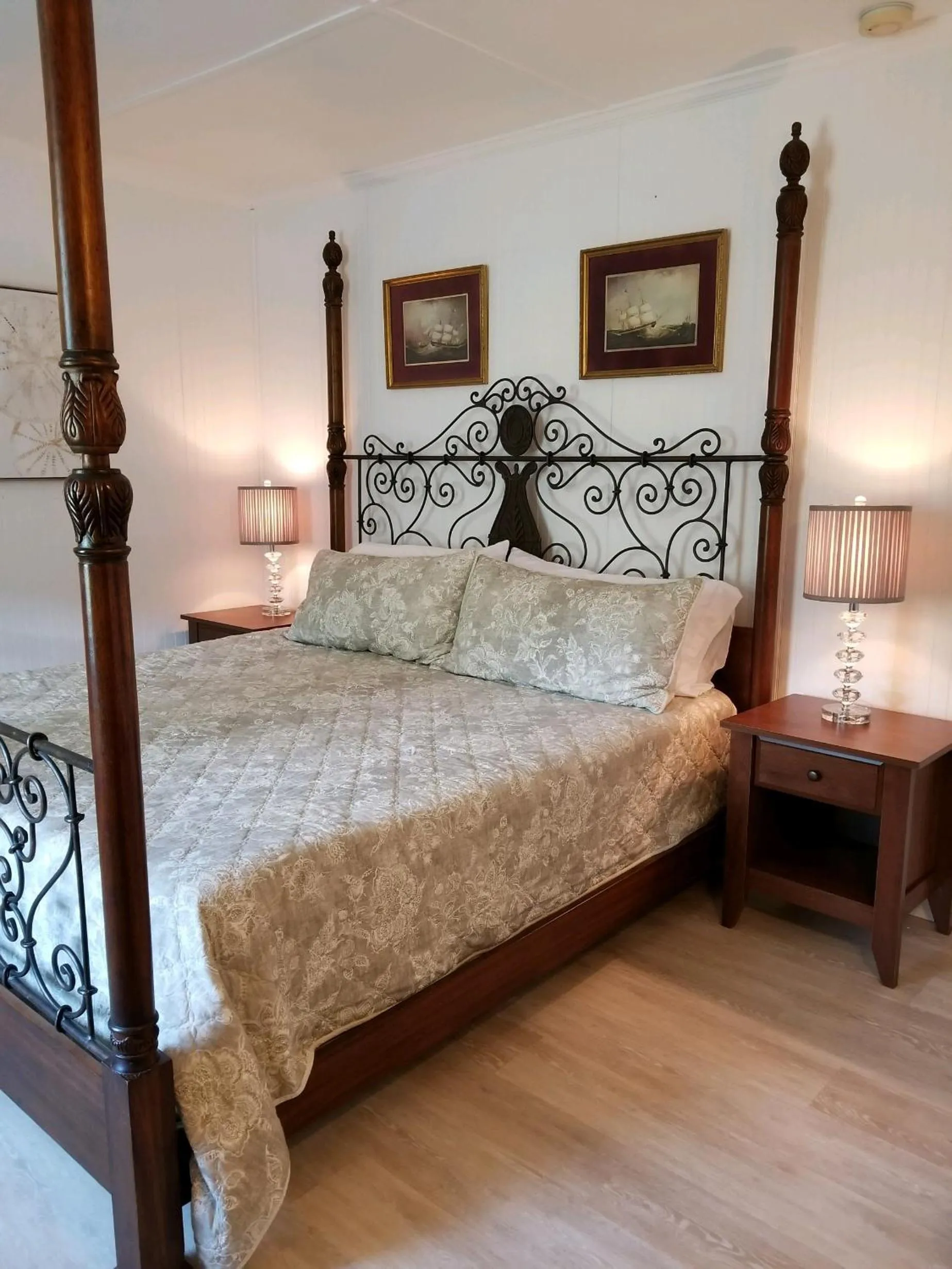 Bed in Blackbeard's Lodge