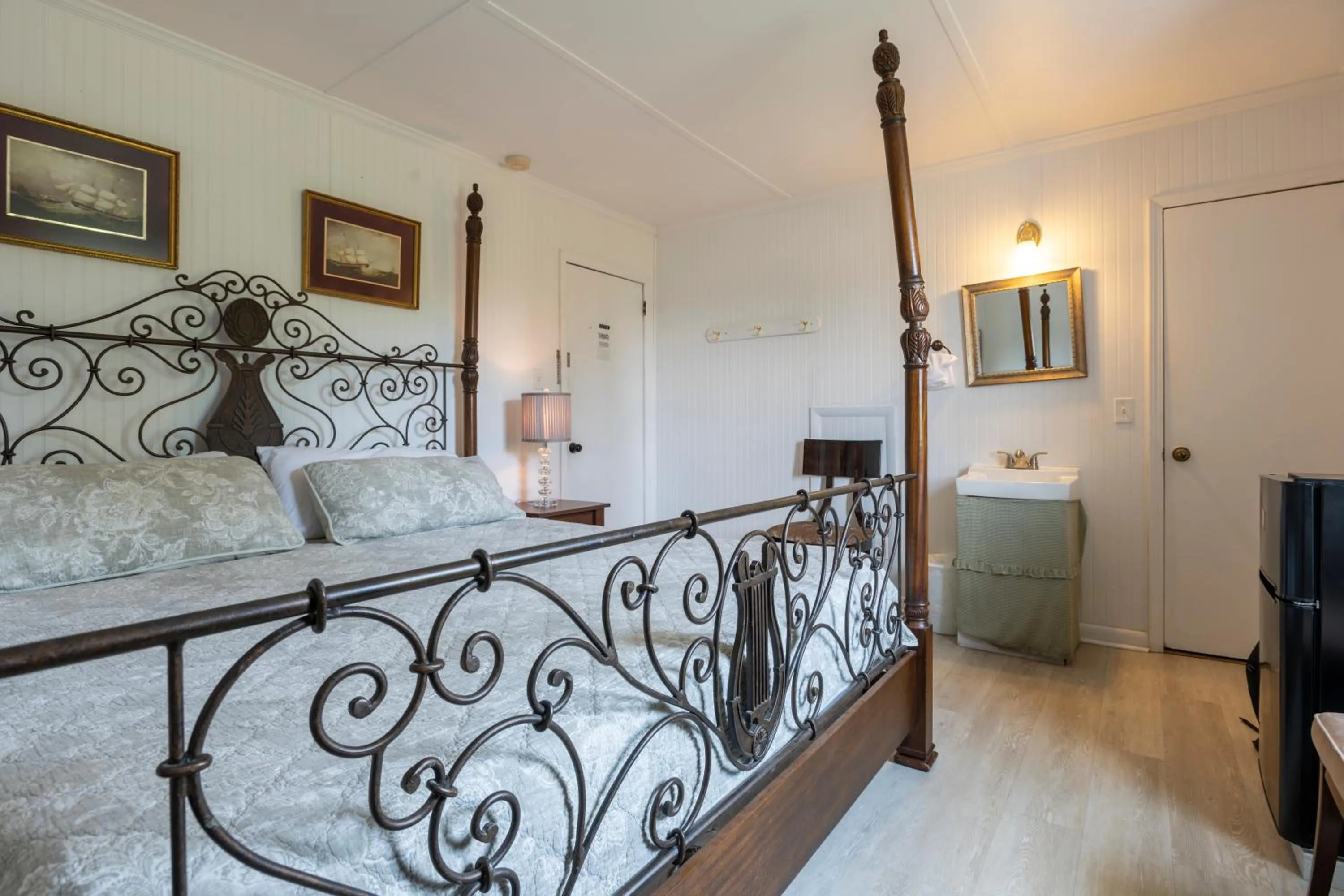 Bed in Blackbeard's Lodge