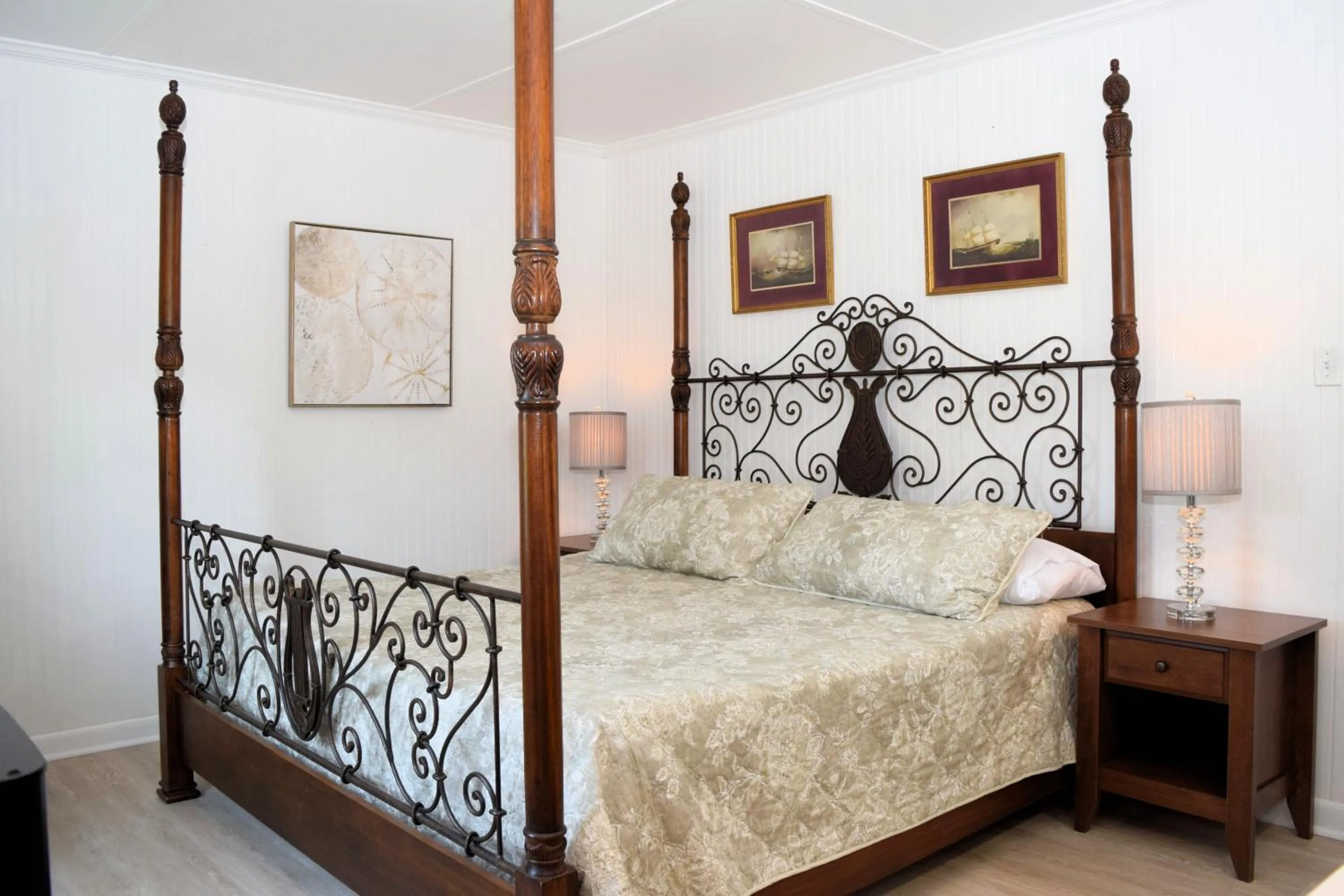 Bed in Blackbeard's Lodge