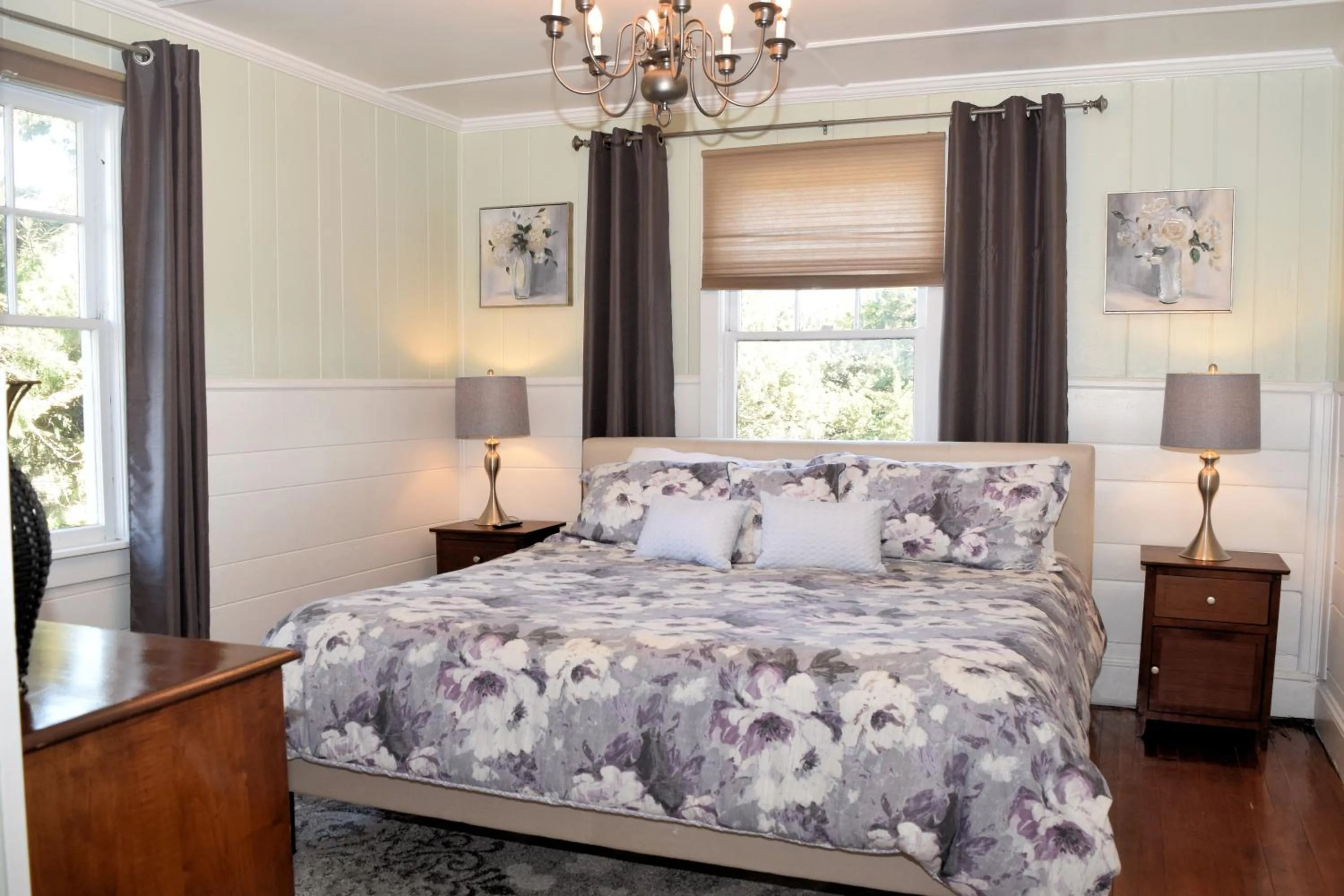 Photo of the whole room, Bed in Blackbeard's Lodge