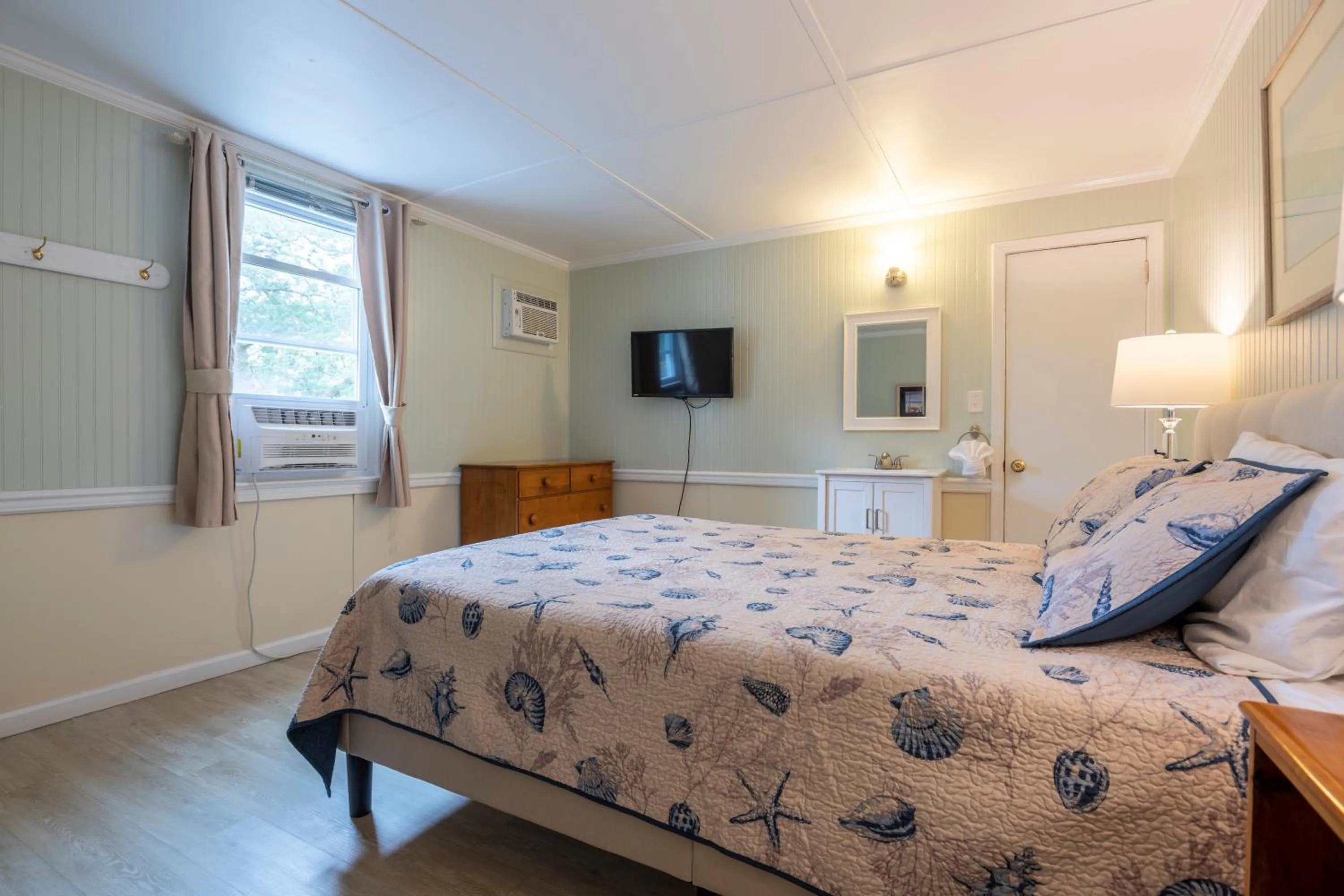 Bed in Blackbeard's Lodge