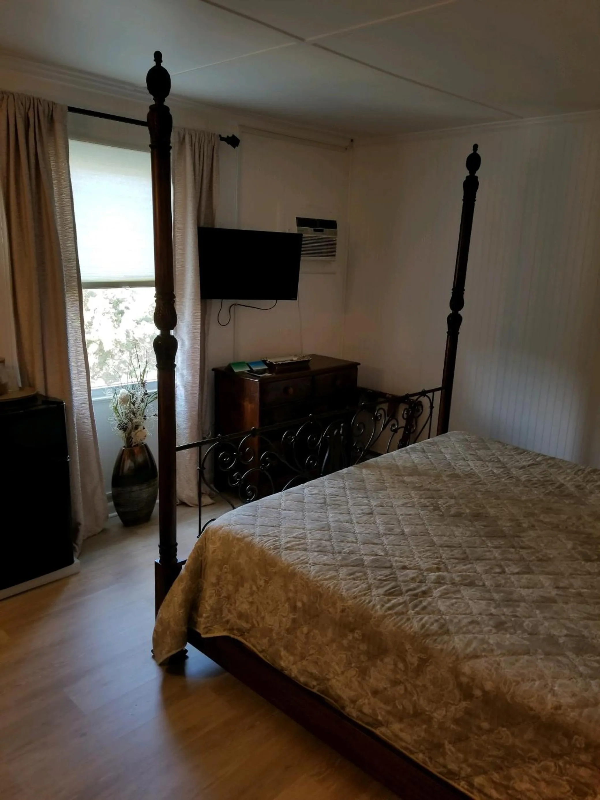 Bed in Blackbeard's Lodge