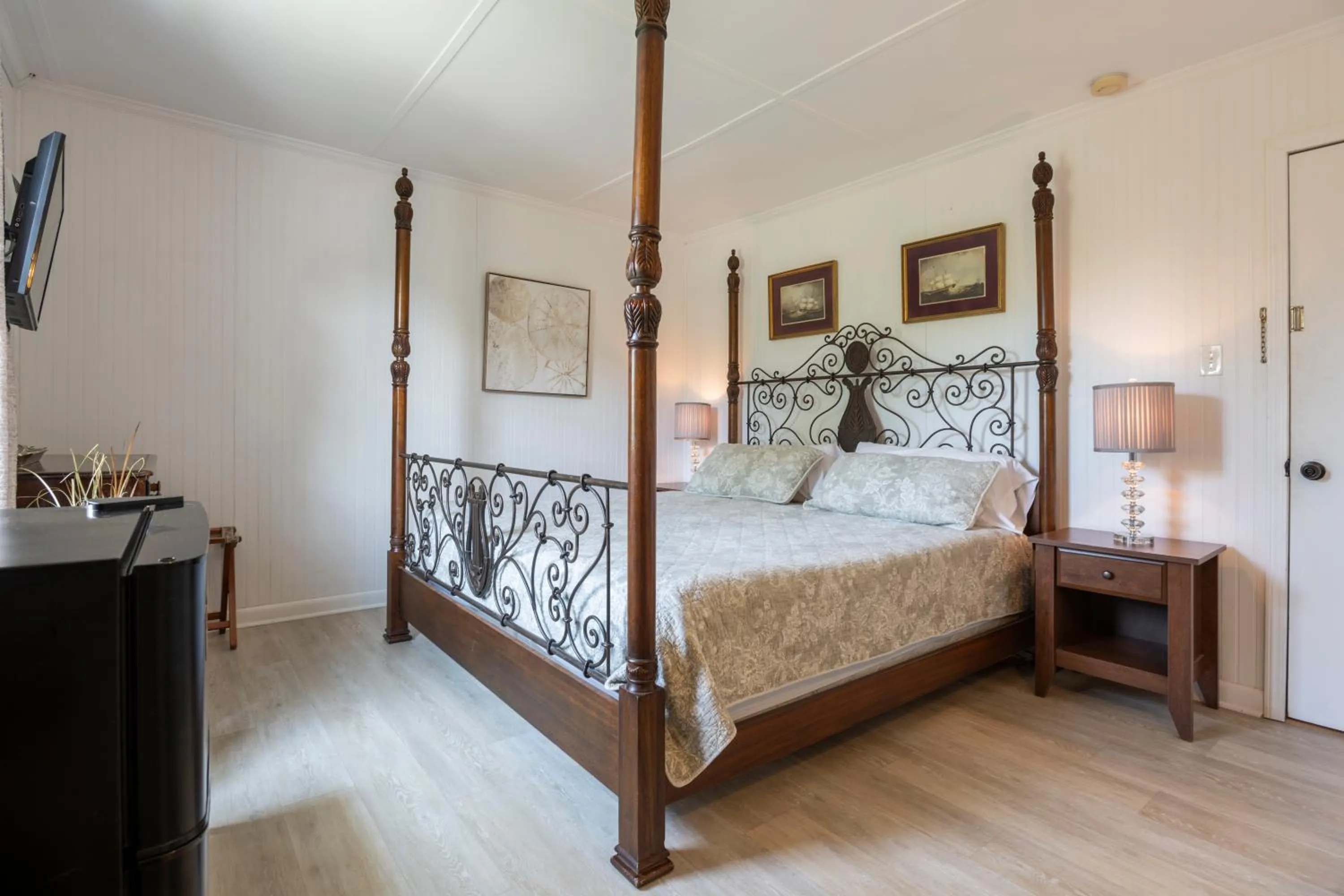 Bed in Blackbeard's Lodge