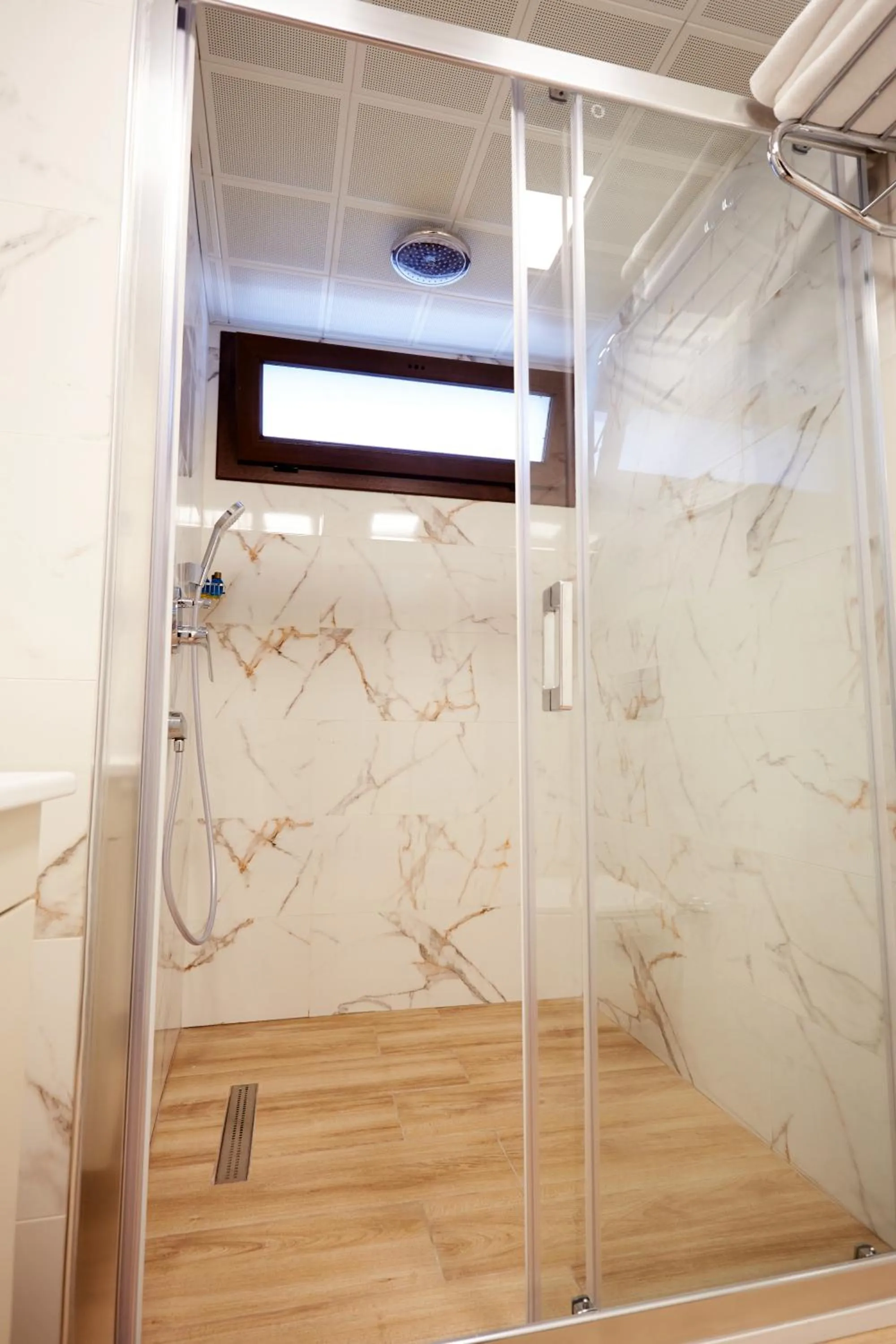 Shower in Mira Otel Alsancak