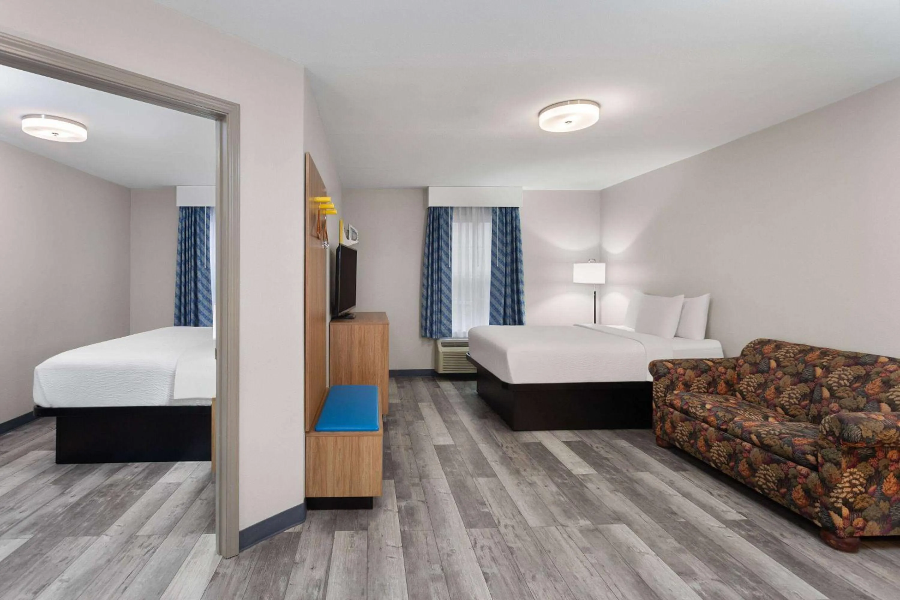 Bed in Days Inn & Suites by Wyndham Sellersburg