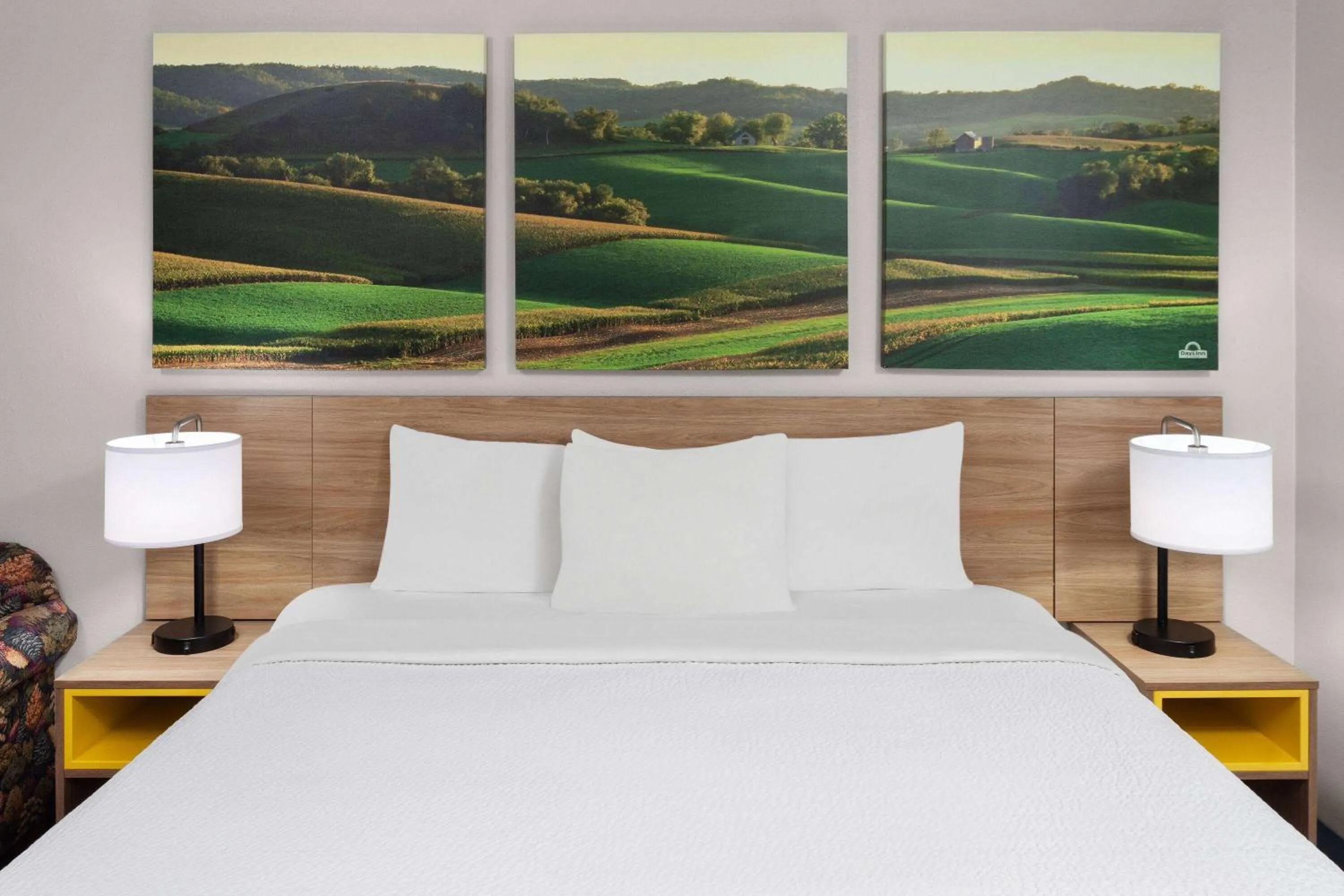 Bed in Days Inn & Suites by Wyndham Sellersburg