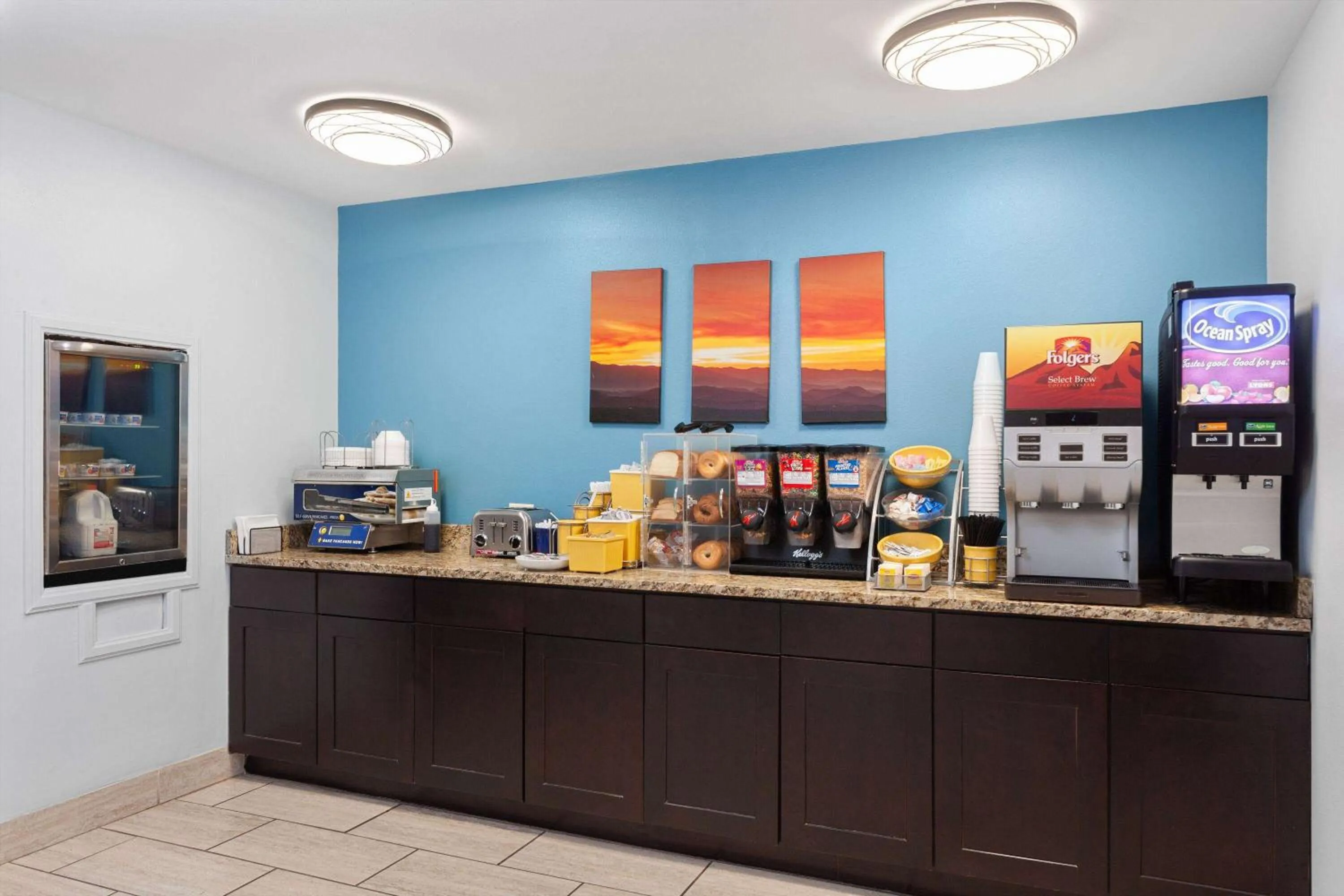Breakfast in Days Inn & Suites by Wyndham Sellersburg