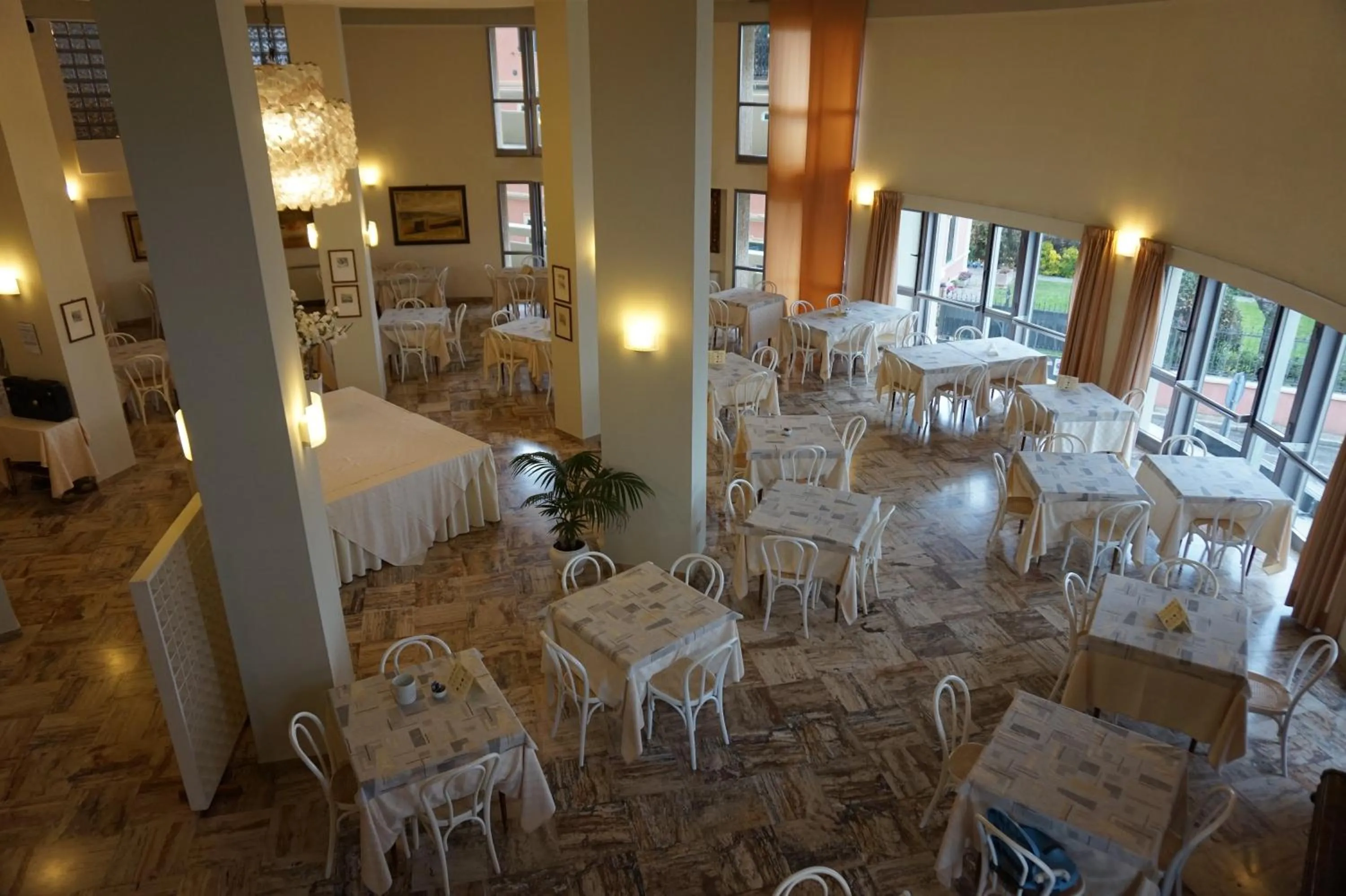 Restaurant/places to eat in Hotel Palace