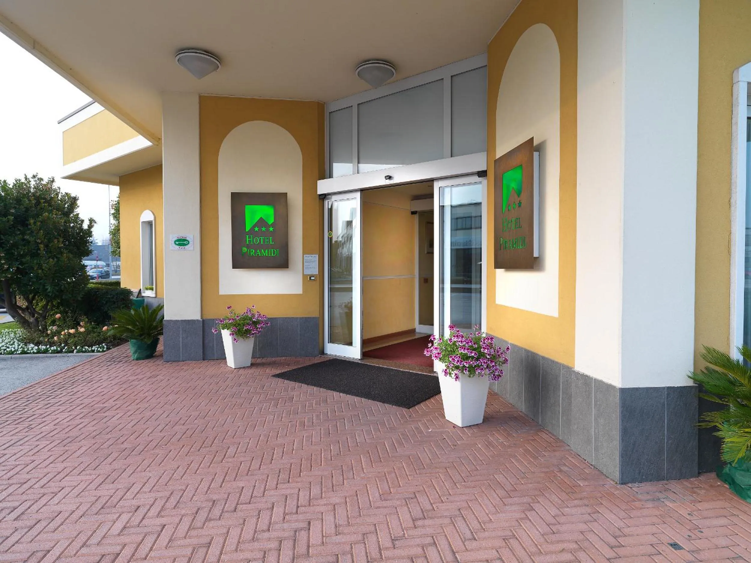 Facade/entrance in Piramidi Hotel