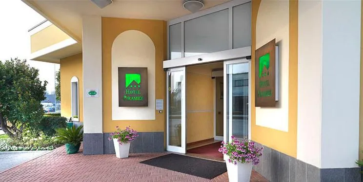 Facade/entrance in Piramidi Hotel