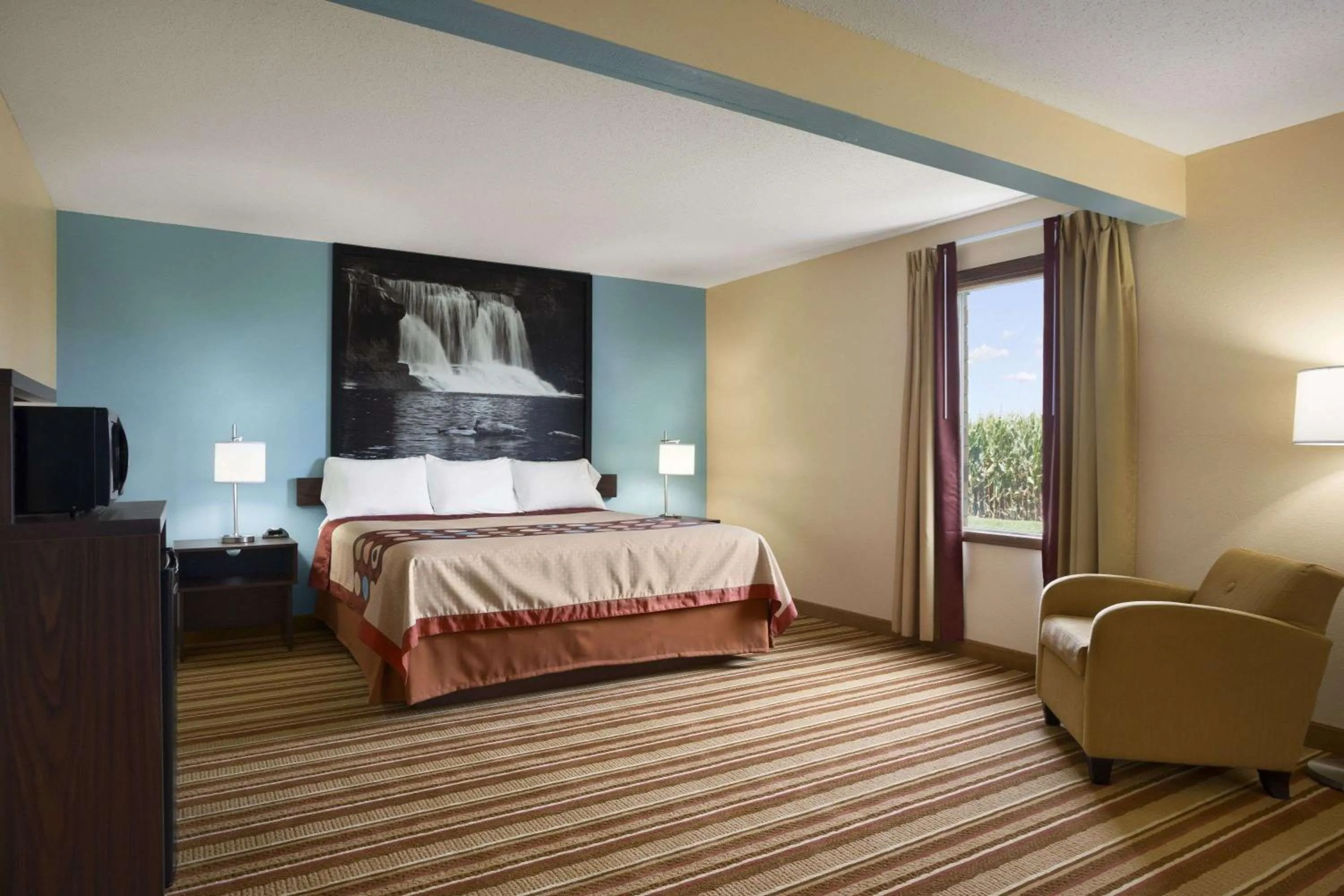 Photo of the whole room, Bed in Super 8 by Wyndham Mattoon