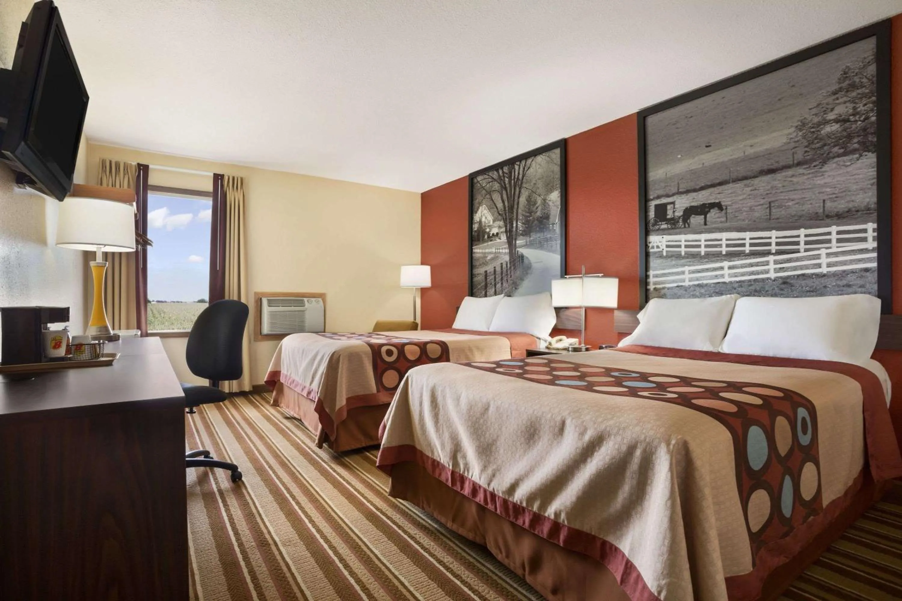 Photo of the whole room, Bed in Super 8 by Wyndham Mattoon