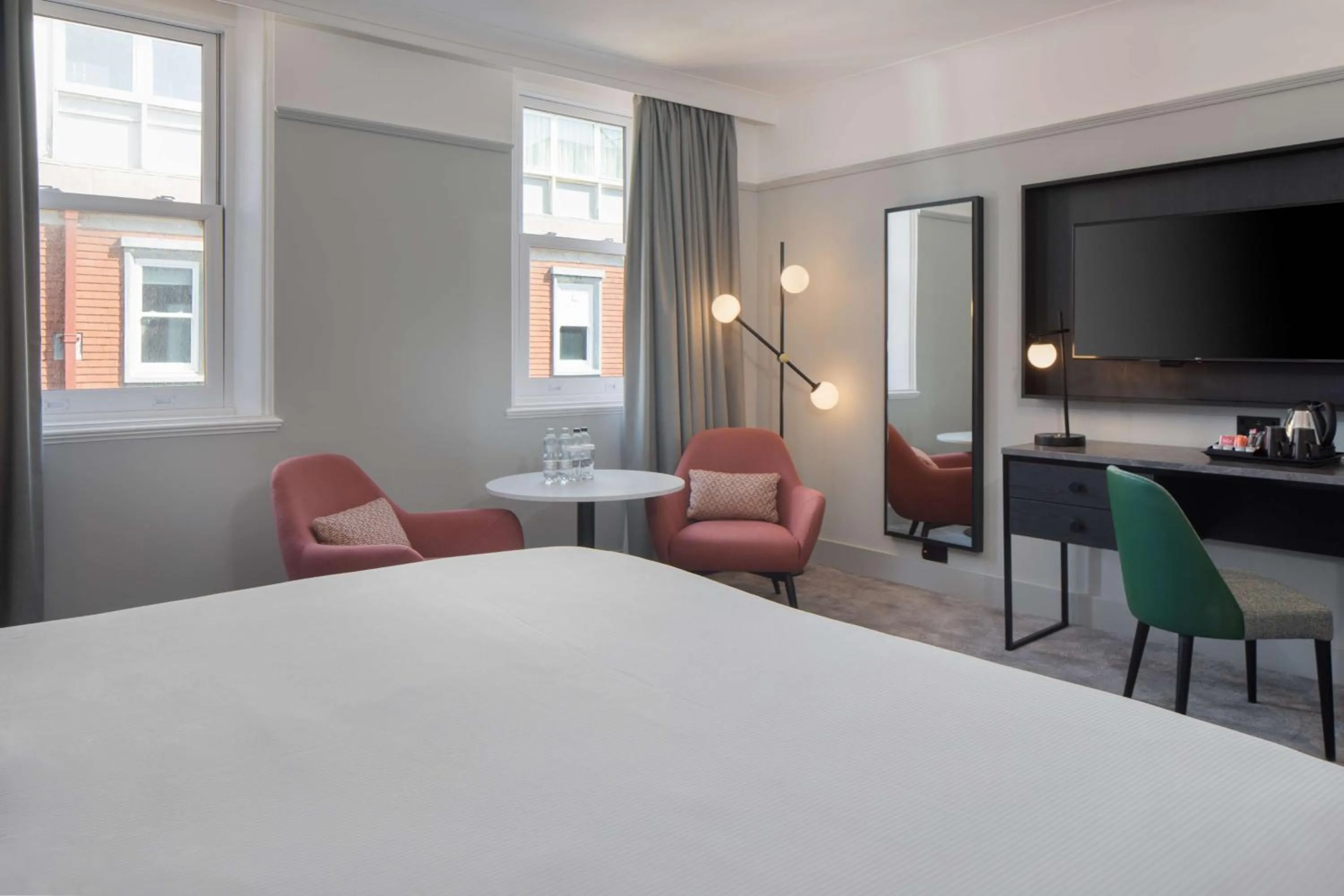 Living room, Bed in DoubleTree By Hilton Brighton Metropole