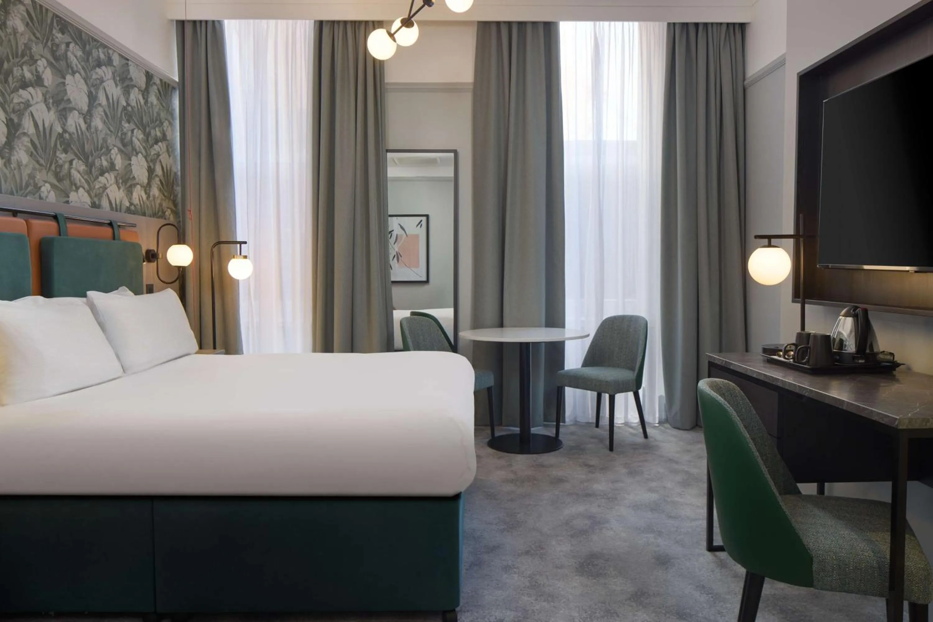 Bedroom, Bed in DoubleTree By Hilton Brighton Metropole