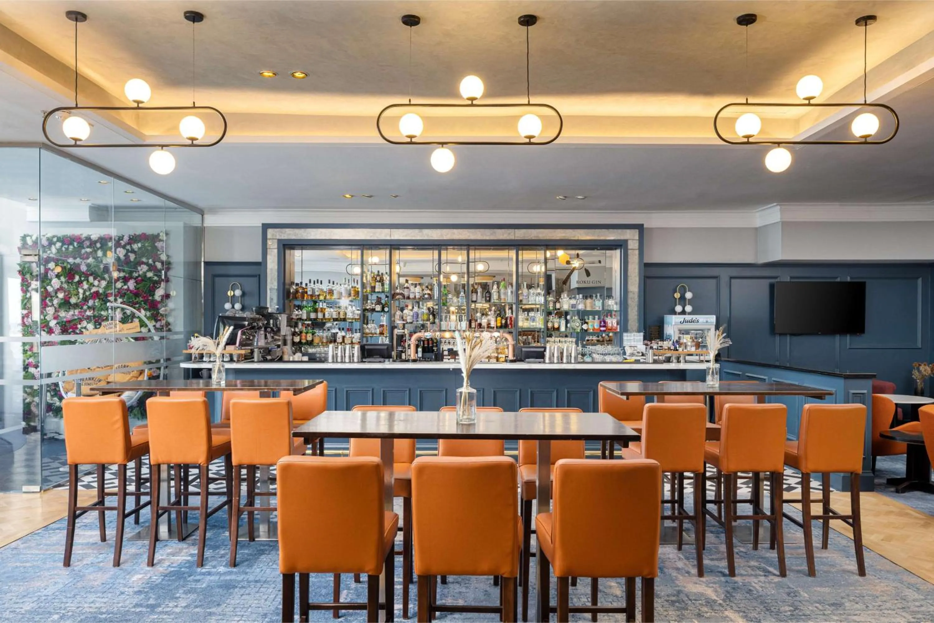 Lounge or bar in DoubleTree By Hilton Brighton Metropole