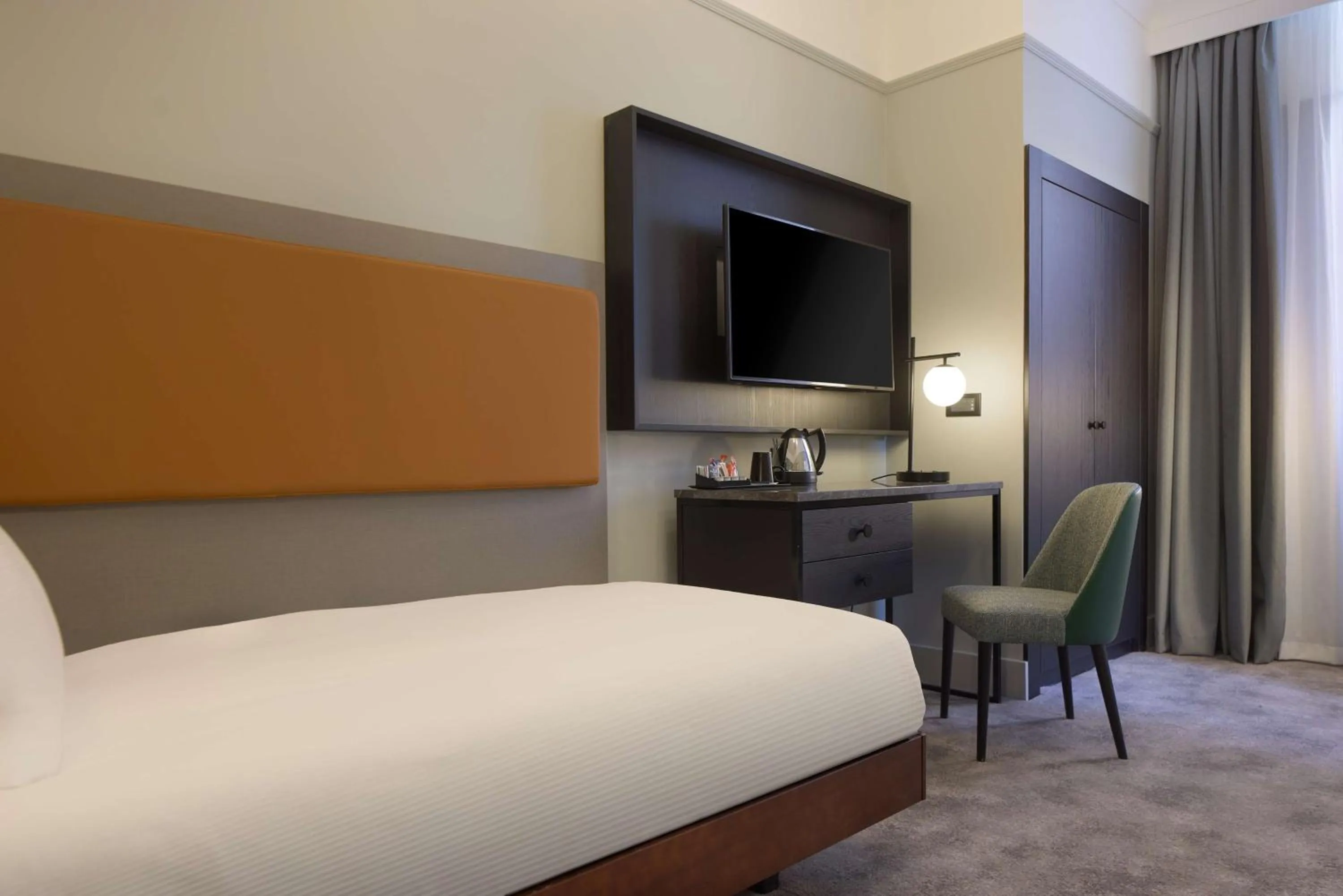 Bedroom, Bed in DoubleTree By Hilton Brighton Metropole