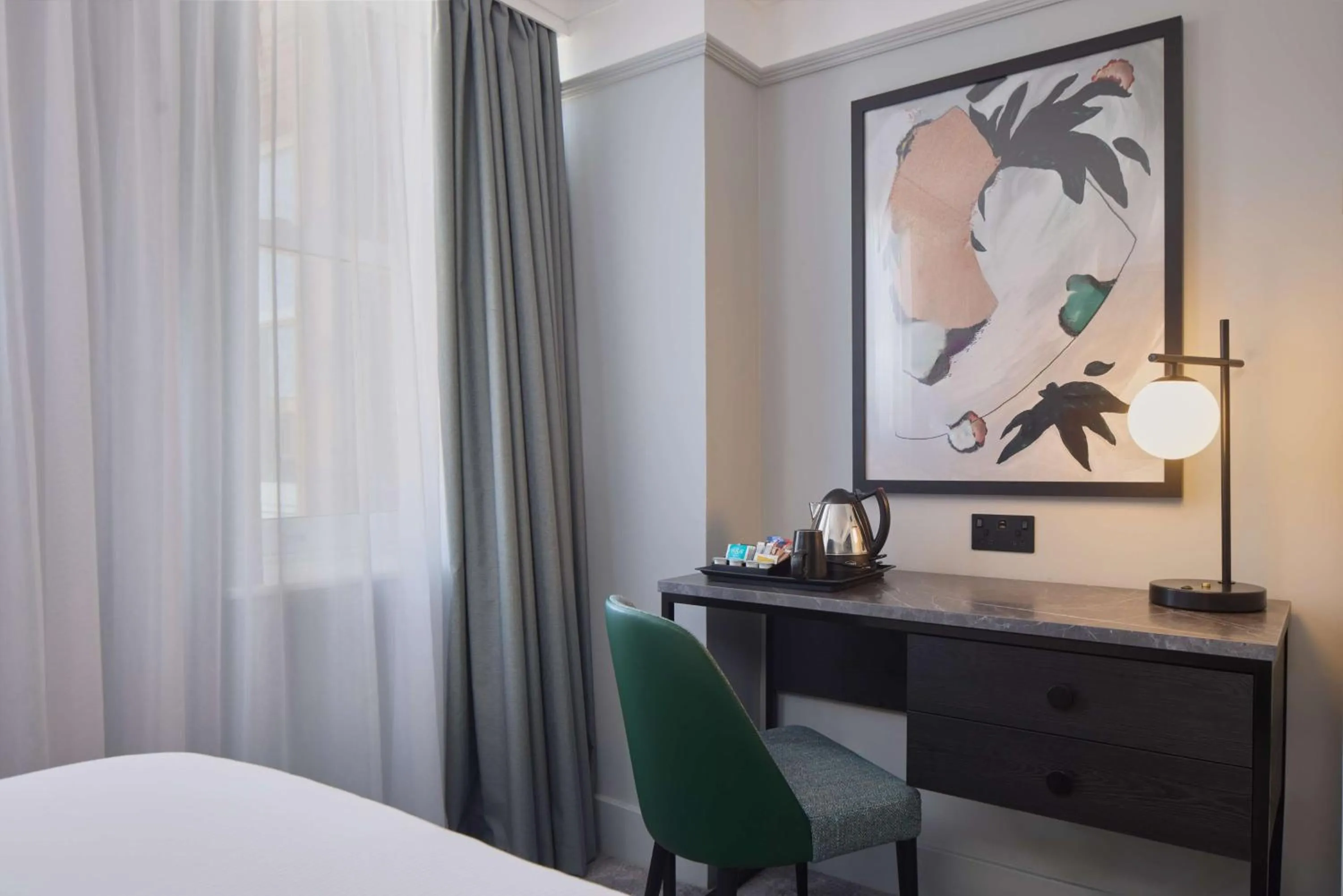 Bedroom, Bed in DoubleTree By Hilton Brighton Metropole