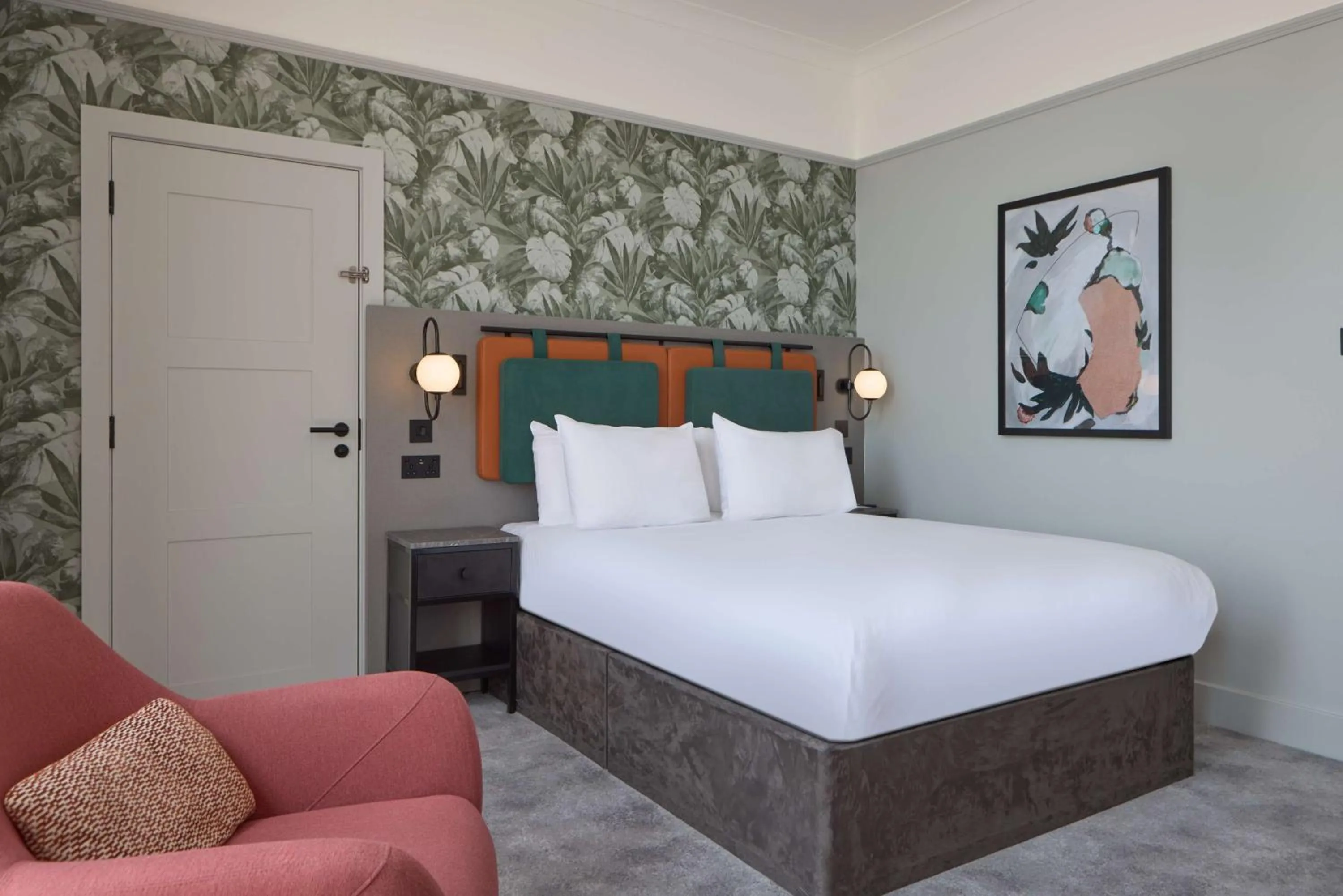 Living room, Bed in DoubleTree By Hilton Brighton Metropole