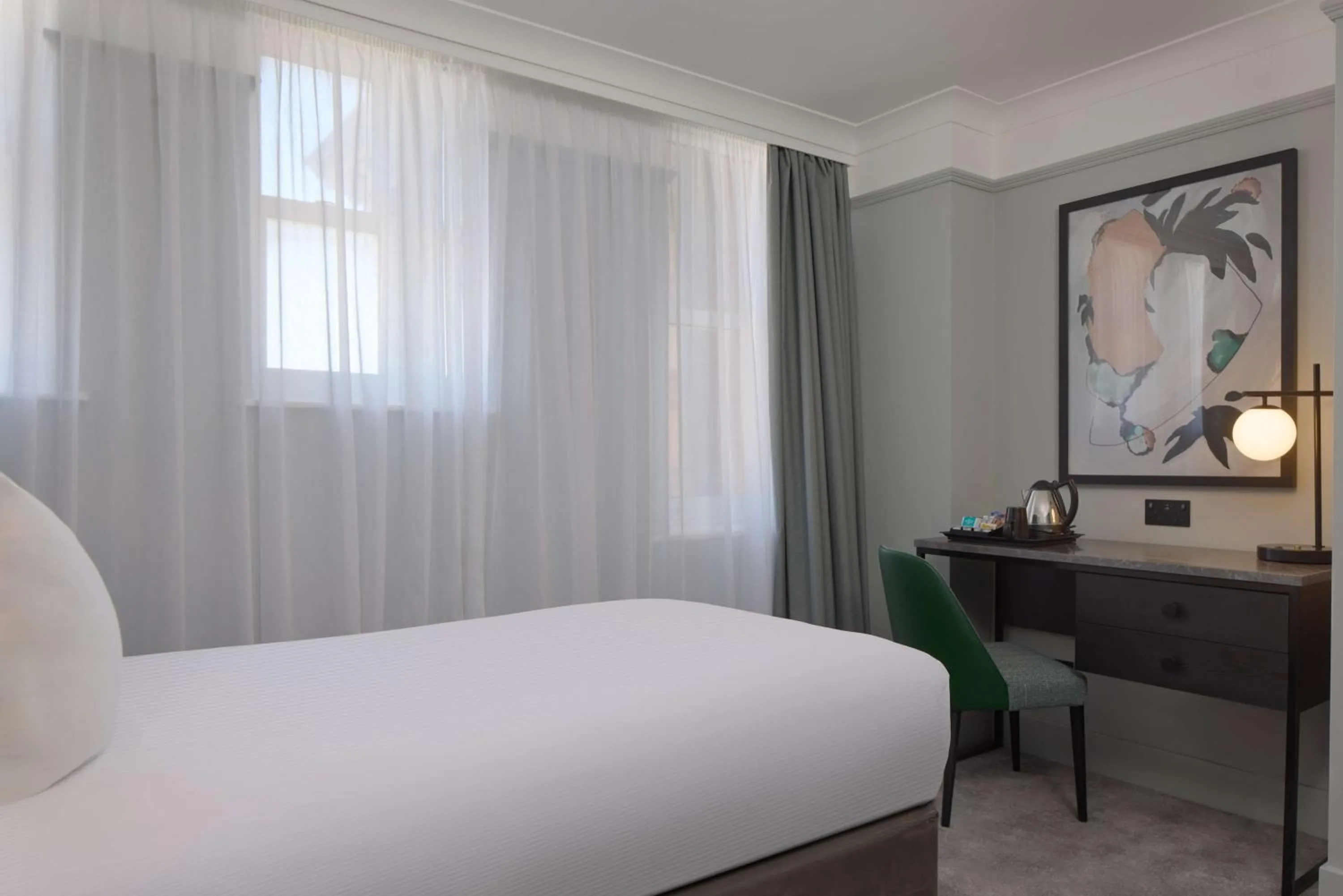 Bedroom, Bed in DoubleTree By Hilton Brighton Metropole