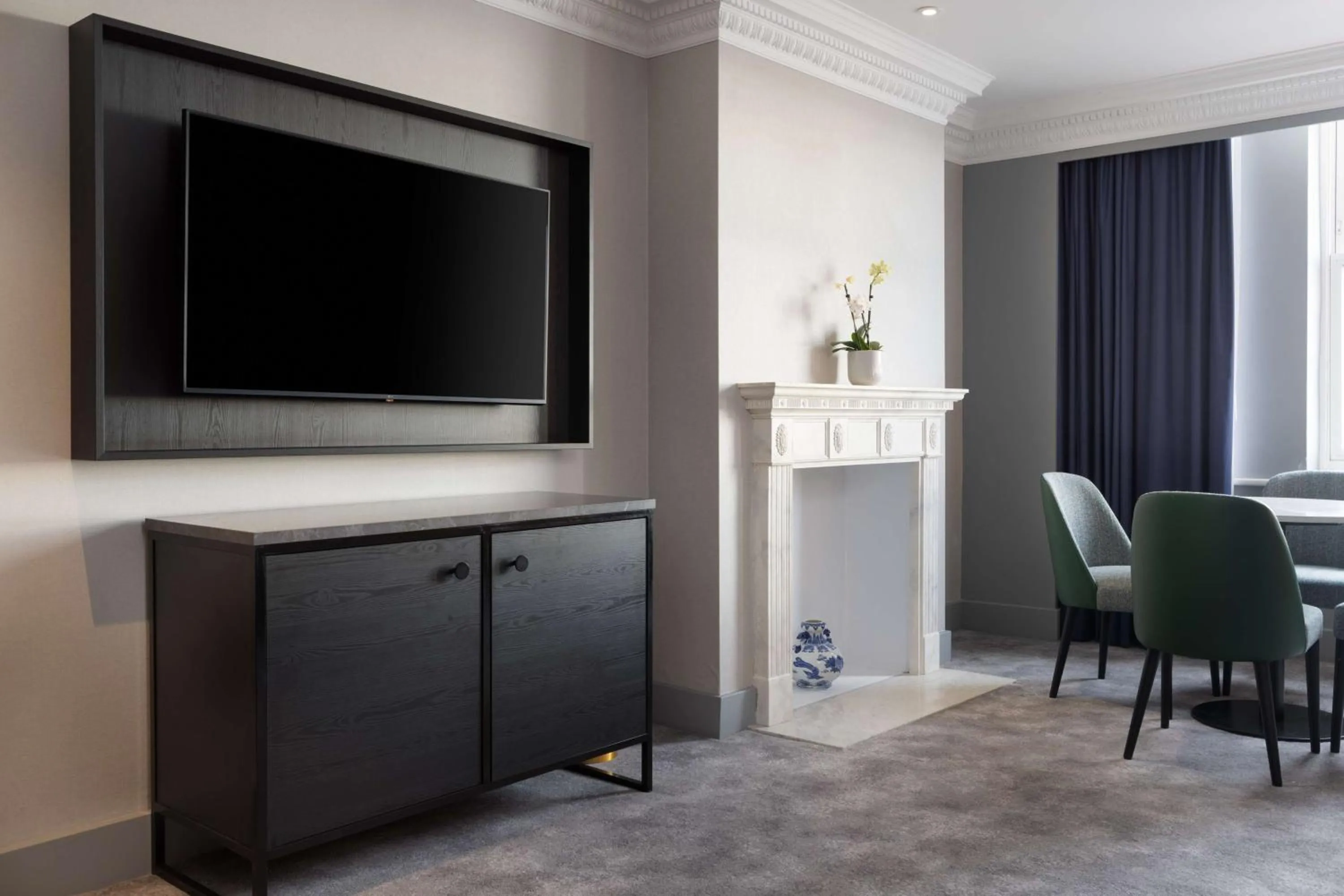 Living room in DoubleTree By Hilton Brighton Metropole