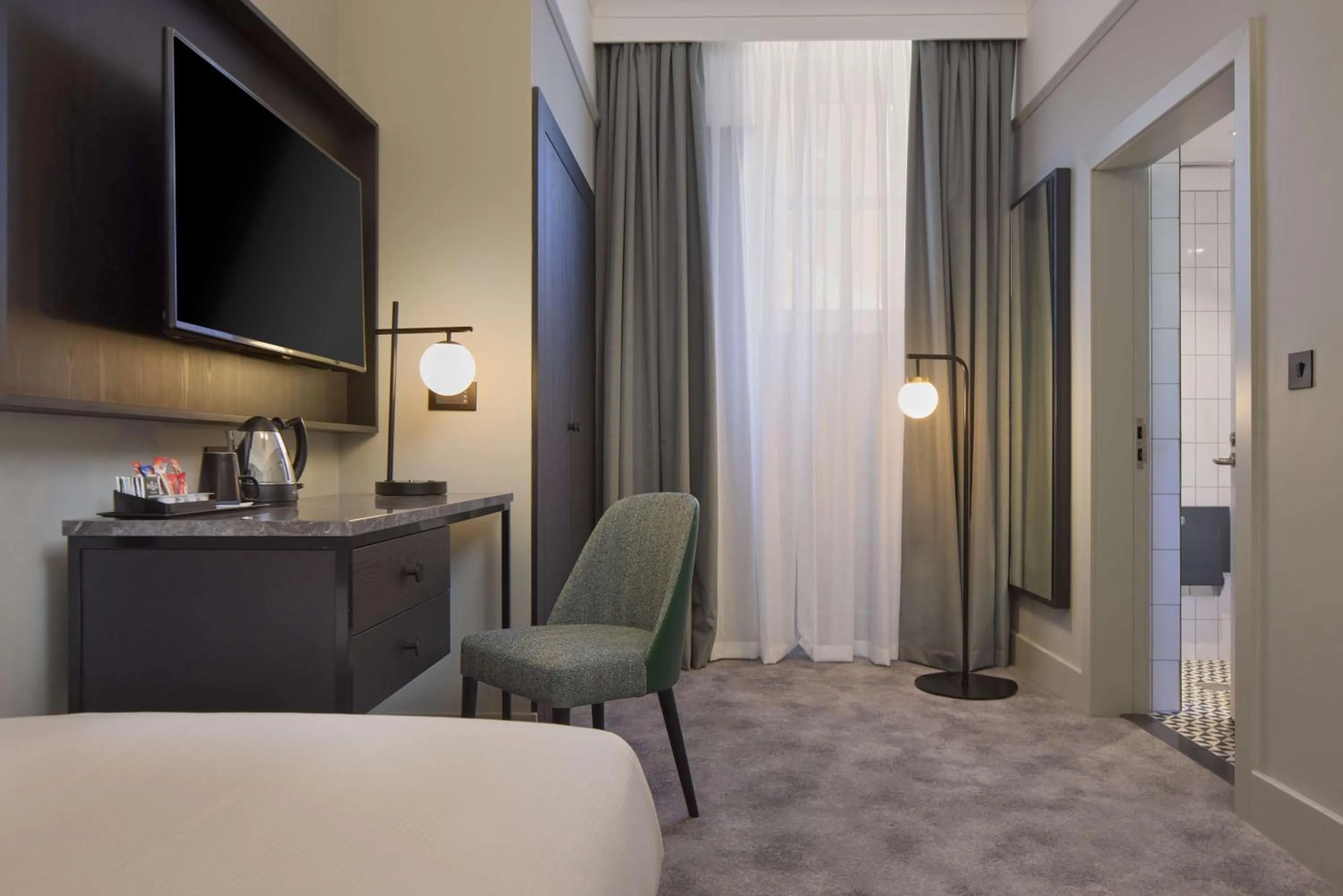 Bedroom, Bed in DoubleTree By Hilton Brighton Metropole