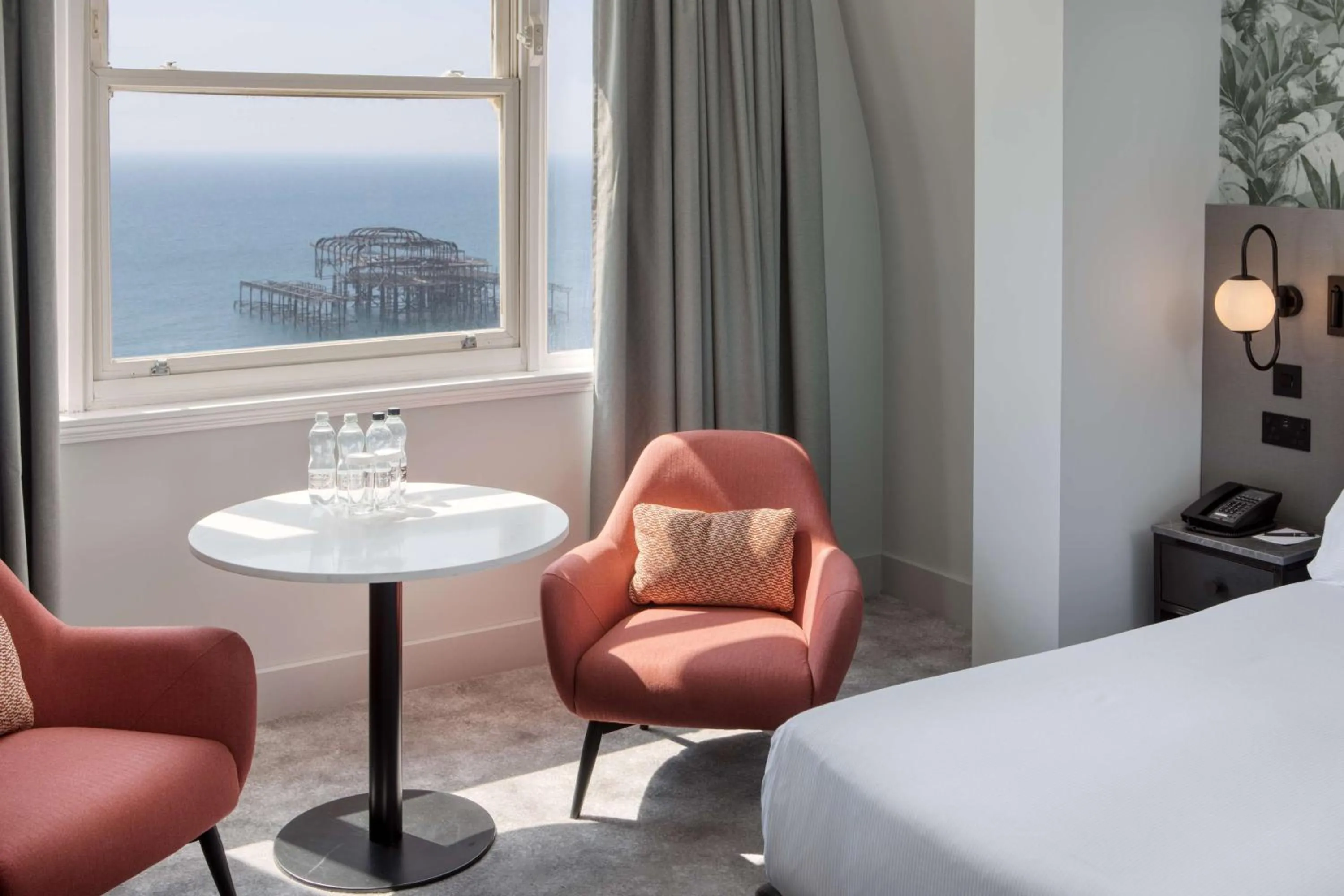 Living room, Bed in DoubleTree By Hilton Brighton Metropole