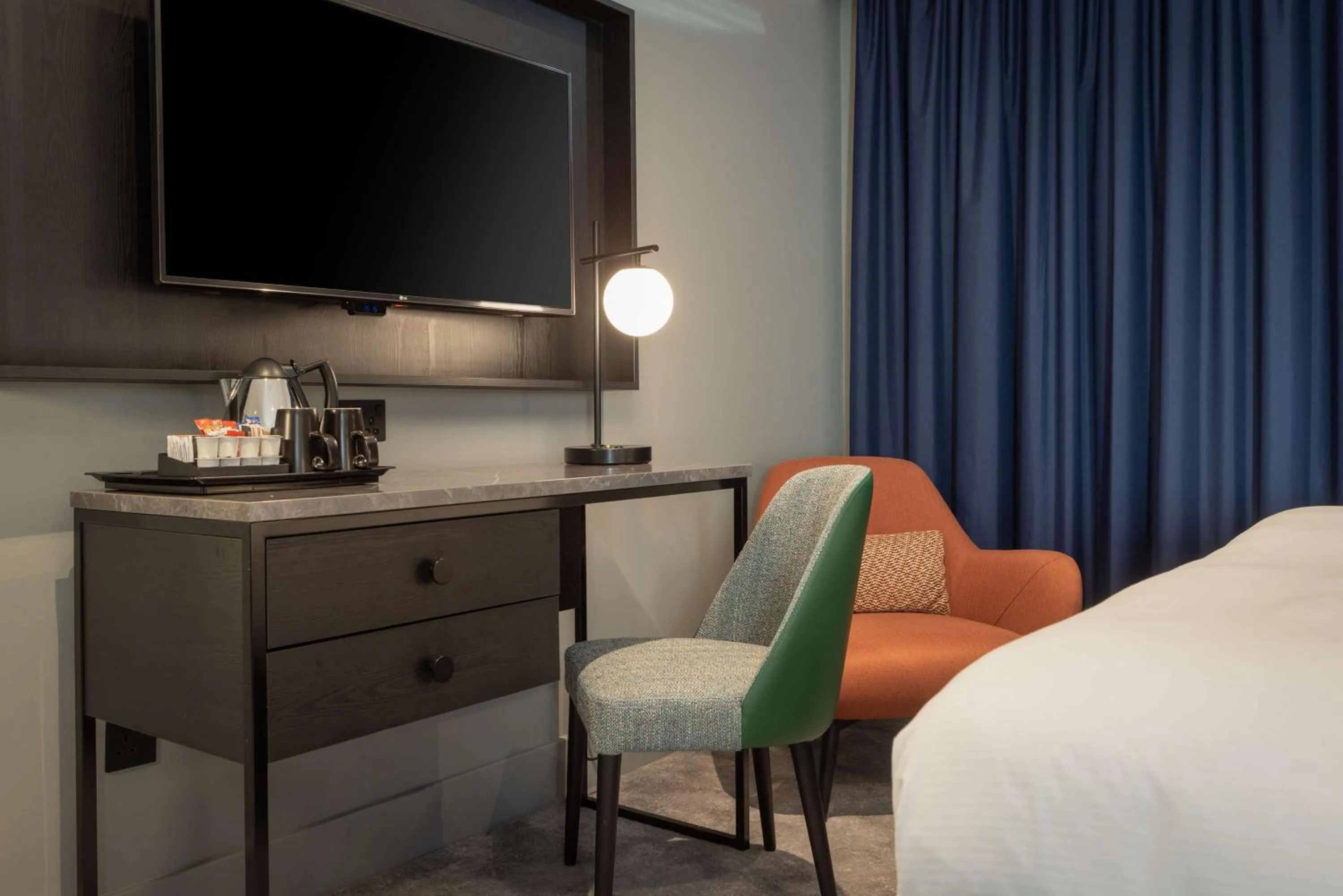 Bedroom, Bed in DoubleTree By Hilton Brighton Metropole