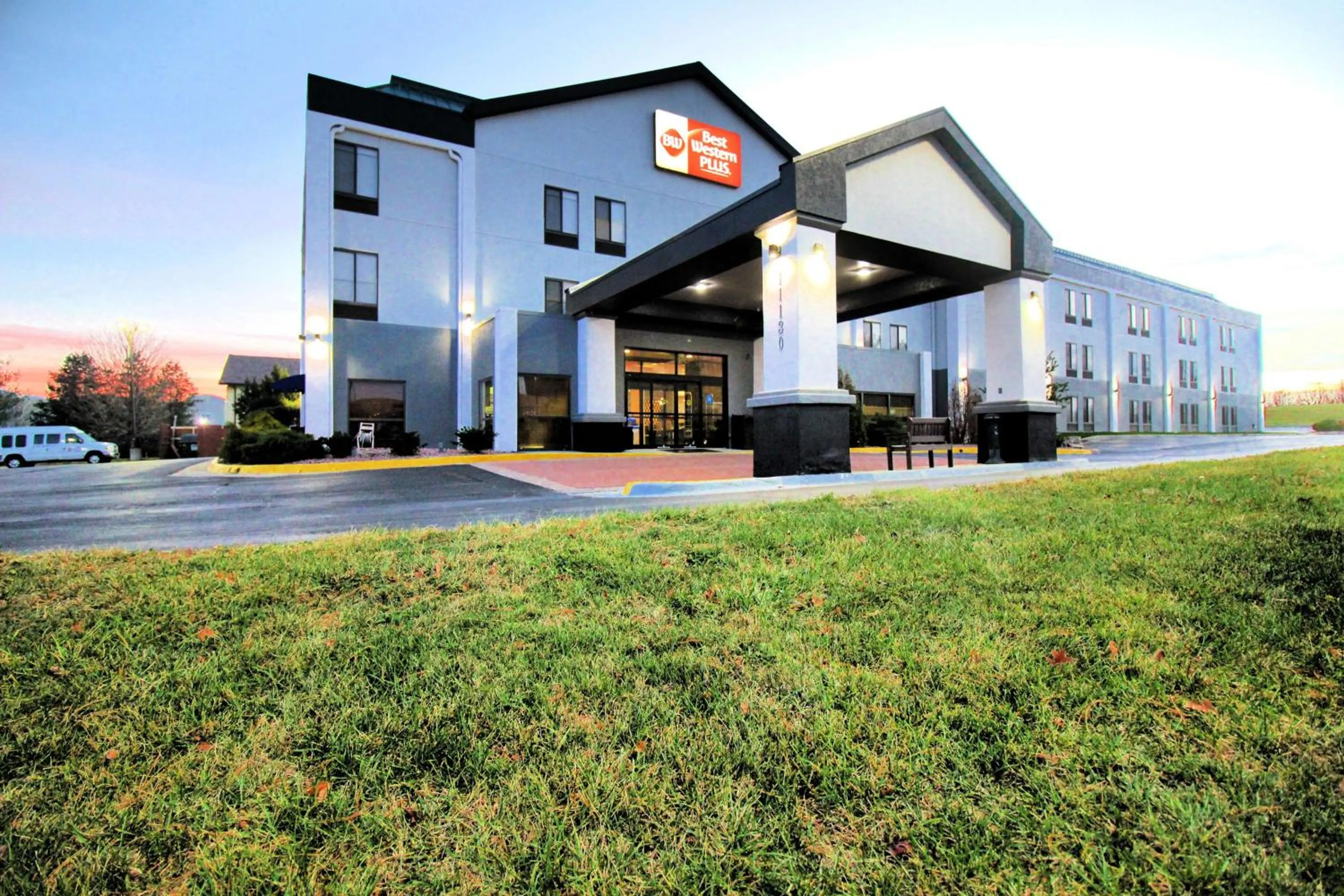 Property building in Best Western Plus Kansas City Airport - KCI East