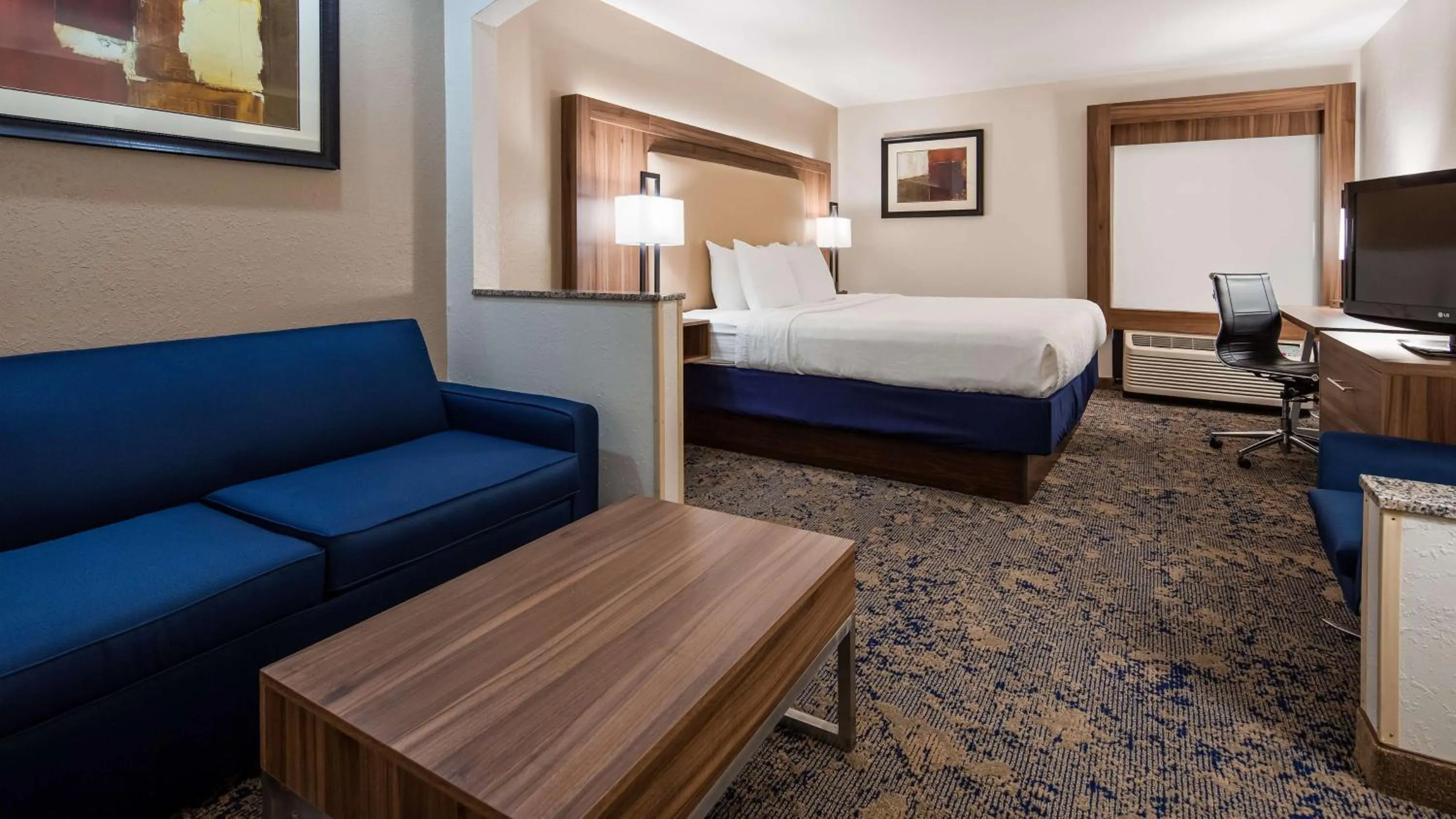 Photo of the whole room, Bed in Best Western Plus Kansas City Airport - KCI East