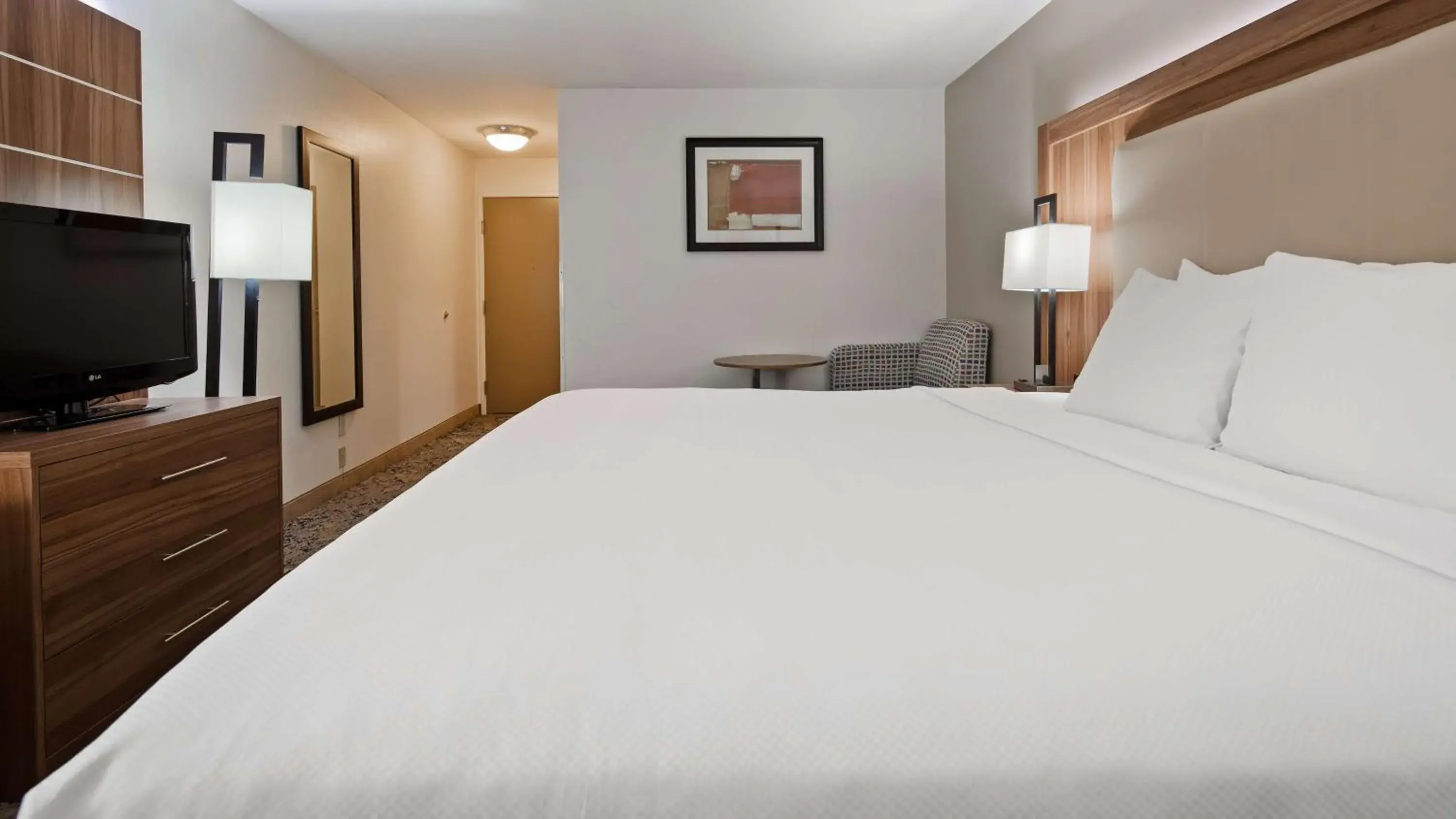 King Room with Roll-In Shower - Mobility Accessible/Pet Friendly in Best Western Plus Kansas City Airport - KCI East King Room with Roll-In Shower - Mobility Accessible/Pet Friendly in Best Western Plus Kansas City Airport - KCI East
