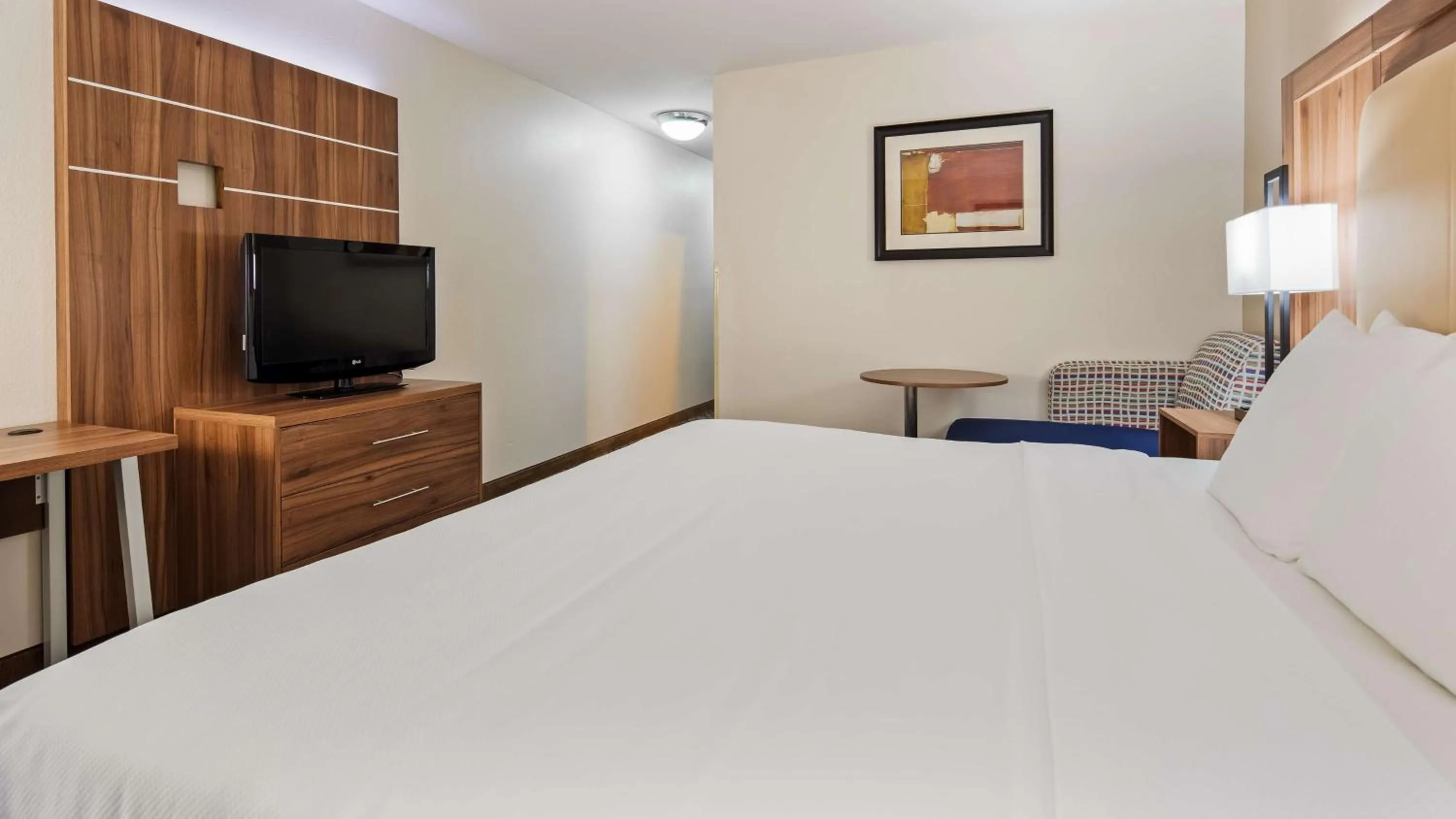 Photo of the whole room, Bed in Best Western Plus Kansas City Airport - KCI East