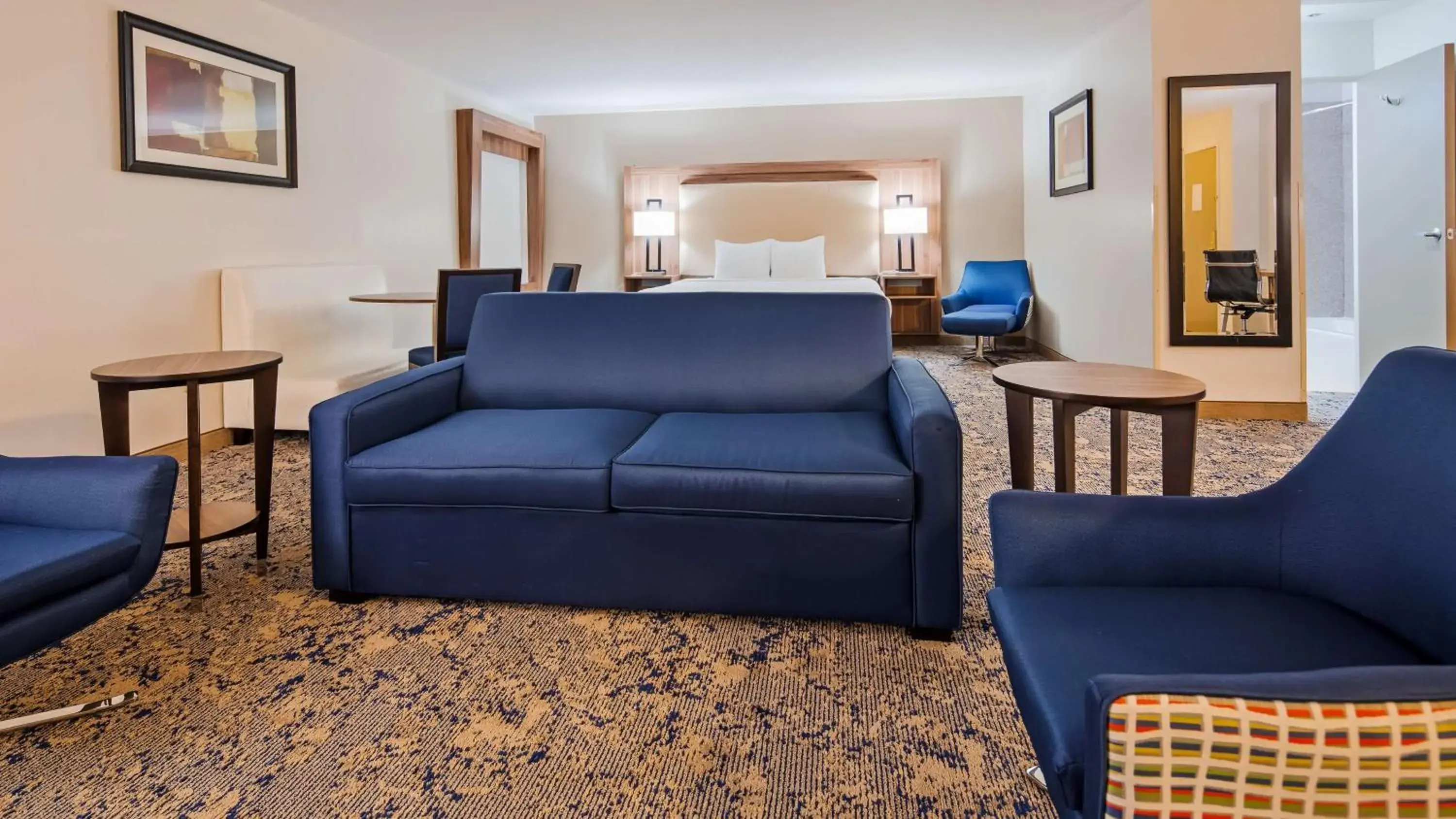 King Suite with Sofa Bed in Best Western Plus Kansas City Airport - KCI East King Suite with Sofa Bed in Best Western Plus Kansas City Airport - KCI East