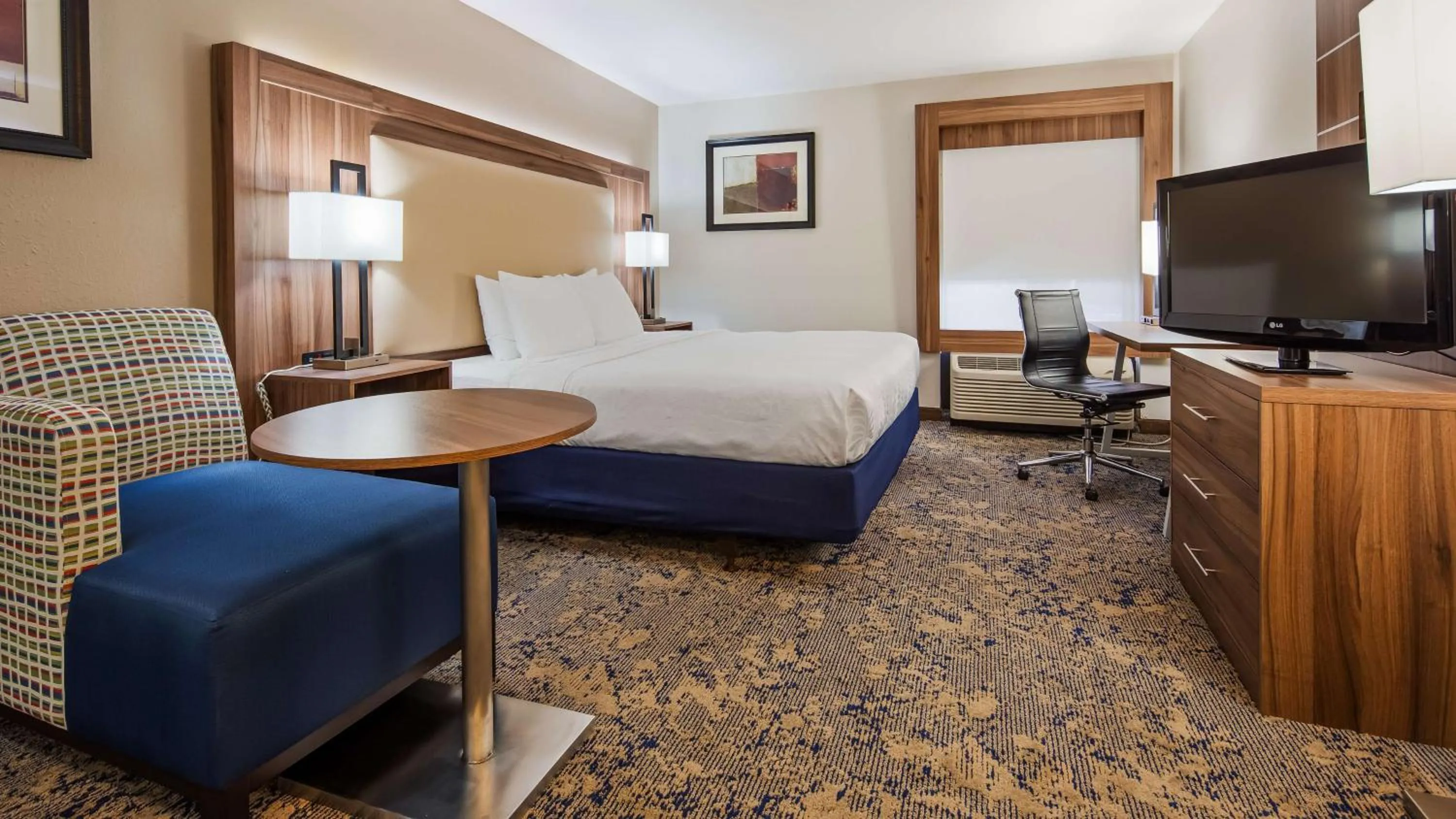 Photo of the whole room, Bed in Best Western Plus Kansas City Airport - KCI East