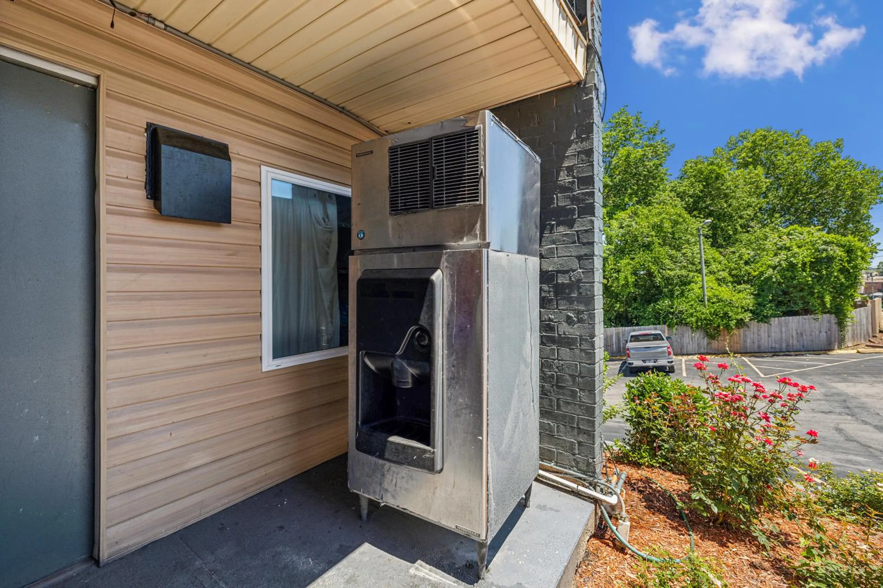 vending machine in Knights Inn Antioch