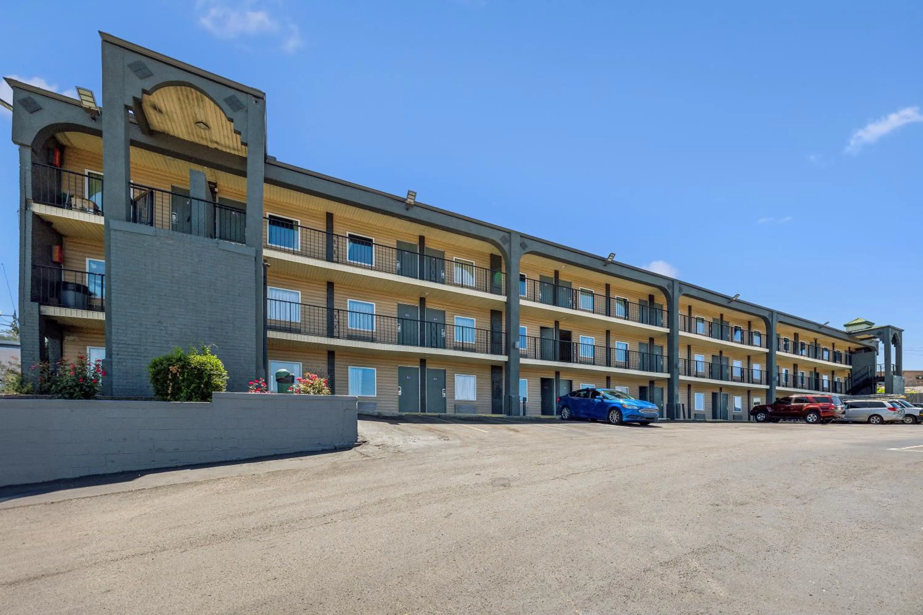 Property building in Knights Inn Antioch